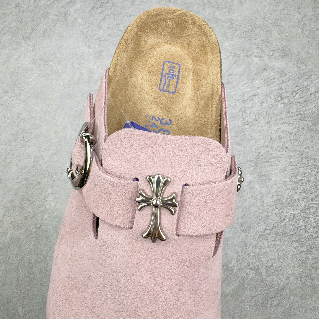 图片[5]-零售💰220 ＃DG纯原福利‼Chrome Hearts x Birkenstock Boston VL 克罗心联名勃肯软木底包头拖鞋 天鹅绒般的绒面革赋子休闲的经典外观 四季皆宜 柔软的鞋床采用额外的泡沫缓冲层 提供额外的舒适感和全天支撑 全网独家首发 源于德国的严谨工艺 牛巴戎面 中层松木 EVA 三层组合大底 优质牛皮面料五金扣 出口订单 尺码：35-45 编码：by2936020-运动鞋