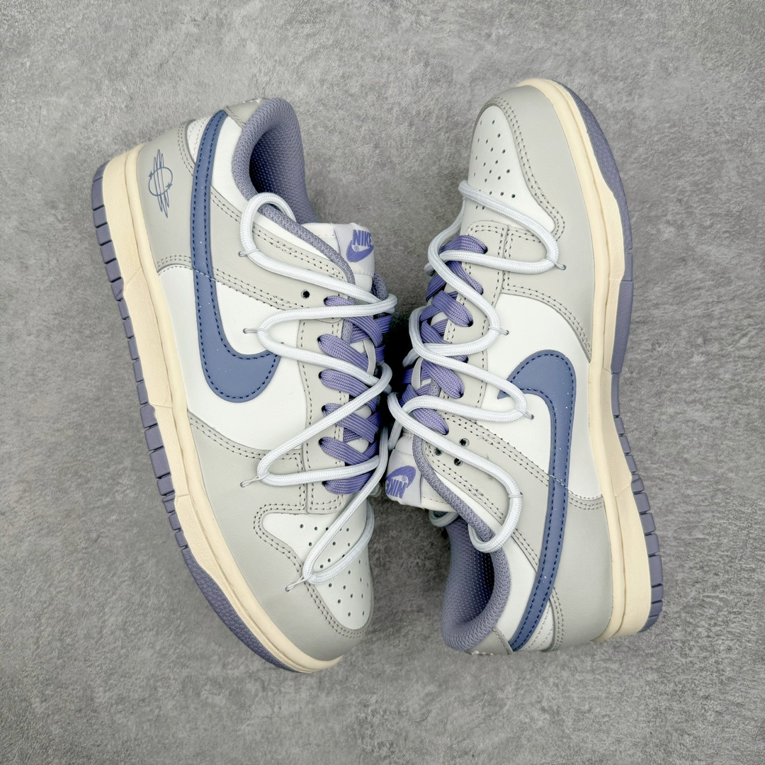 图片[3]-＃YC纯原福利 NK Dunk Low 解构 魅紫韵味 薰衣草白紫 DD1503-500 定制系列天花板 无原鞋不开发 全系列得物原鞋一比一校对开发 配色持续更新中 终端对接 优势输出 全套原厂楦头原纸板数据档案倾力打造 原汁原味莞产 极致还原 圈内最强针车工艺 高端零售指定版 广东原厂配套原盒原标 鞋盒分三个尺码段 原厂冲刀 超高清洁度 全鞋零毛边皮料切割 采用原厂百宏鞋带以及原厂百宏织唛舌标 内标可供原厂几率过验 进口原装条纹中底布 四线拉帮白色点胶 原厂拉帮手法遵循公司 原厂电绣 极致还原 尺码：35.5 36 36.5 37.5 38 38.5 39 40-选品中心