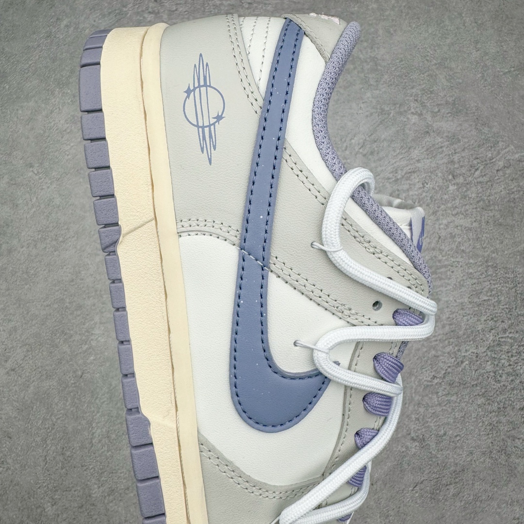 图片[6]-＃YC纯原福利 NK Dunk Low 解构 魅紫韵味 薰衣草白紫 DD1503-500 定制系列天花板 无原鞋不开发 全系列得物原鞋一比一校对开发 配色持续更新中 终端对接 优势输出 全套原厂楦头原纸板数据档案倾力打造 原汁原味莞产 极致还原 圈内最强针车工艺 高端零售指定版 广东原厂配套原盒原标 鞋盒分三个尺码段 原厂冲刀 超高清洁度 全鞋零毛边皮料切割 采用原厂百宏鞋带以及原厂百宏织唛舌标 内标可供原厂几率过验 进口原装条纹中底布 四线拉帮白色点胶 原厂拉帮手法遵循公司 原厂电绣 极致还原 尺码：35.5 36 36.5 37.5 38 38.5 39 40-选品中心