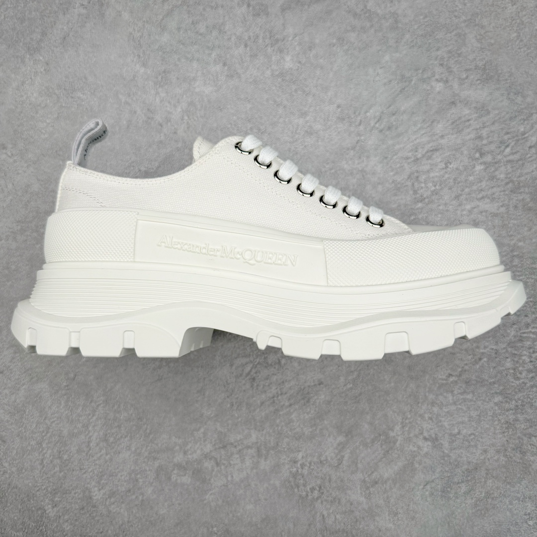 #M纯原 Alexander McQueen/亚历山大麦昆松糕鞋厚底增高帆布鞋 全市场最高版本 随意对比任何版本 正确版组合大底 内里全牛皮 牛皮垫脚 回弹度到位 耐磨又舒适 全套原版包装 配件齐全 官方一致 凹凸定制正品原盒包装 鞋面定制原版军用级别帆布面料 面料不拉手、过水性强、很密实 种面料高稳定型比皮料还要贵色泽温润 垫脚贴合高密度弹力乳胶鞋垫 脚感舒适弹性足 大底采用原版开模抽真空大底 质感、耐磨性更强 上脚立马增加5公分腿长 超级显腿瘦 鞋子的设计很好的拉长整个身材比例 秒变大长腿的视感 轻松驾驭各种服饰搭配 各路大咖明星频繁上脚款 一鞋难求 一定是你鞋柜必种草的一双鞋 想要大长腿的集美们必须入手 尺码:35/45 编码:by4936010