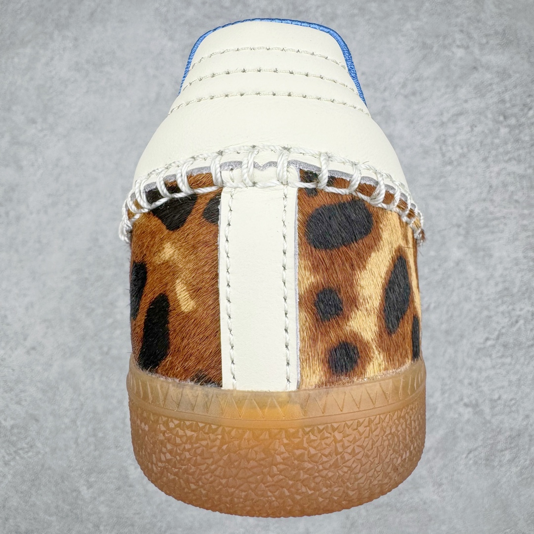 图片[7]-＃S2纯原 Wales Bonner x AD Originals Samba Classic 桑巴舞系列绅士德训足球风百搭低帮休闲运动板鞋 棕色豹纹 IE0578 目前市面最强版本 正确细节皮料 伦敦时装品牌 Wales Bonner 携手Originals 打造 2022 最新春夏联名系列。本次为双方的第四度合作，灵感汲取了设计师 Grace Wales Bonner 对于 70、80 年代 Burkina Faso 音乐、摄影方面的研究，选择 Country 与 Samba 两双经典鞋款进行打造。随着 SAMBA 热风的不断席卷，不少品牌与 adidas Originals 的例行合作款式也逐渐受人关注。目前已经曝光两款全新合作鞋款的 Wales Bonner 如今再度曝光一款全新配色 SAMBA 联名。此次合作款式主打亮银反光配色，丝线编织三道杠以及加长鞋舌设计，想必穿着起来回头率也是不低！尺码：35⅔ 36 36⅔ 37⅓ 38 38⅔ 39⅓ 40 40⅔ 41⅓ 42 42⅔ 43⅓ 44 44⅔ 45-选品中心