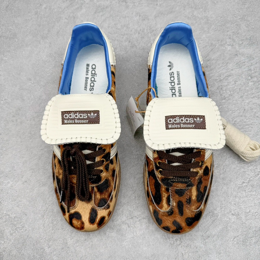 图片[2]-＃S2纯原 Wales Bonner x AD Originals Samba Classic 桑巴舞系列绅士德训足球风百搭低帮休闲运动板鞋 棕色豹纹 IE0578 目前市面最强版本 正确细节皮料 伦敦时装品牌 Wales Bonner 携手Originals 打造 2022 最新春夏联名系列。本次为双方的第四度合作，灵感汲取了设计师 Grace Wales Bonner 对于 70、80 年代 Burkina Faso 音乐、摄影方面的研究，选择 Country 与 Samba 两双经典鞋款进行打造。随着 SAMBA 热风的不断席卷，不少品牌与 adidas Originals 的例行合作款式也逐渐受人关注。目前已经曝光两款全新合作鞋款的 Wales Bonner 如今再度曝光一款全新配色 SAMBA 联名。此次合作款式主打亮银反光配色，丝线编织三道杠以及加长鞋舌设计，想必穿着起来回头率也是不低！尺码：35⅔ 36 36⅔ 37⅓ 38 38⅔ 39⅓ 40 40⅔ 41⅓ 42 42⅔ 43⅓ 44 44⅔ 45-选品中心