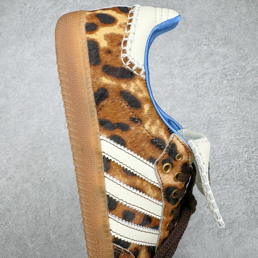 图片[6]-＃S2纯原 Wales Bonner x AD Originals Samba Classic 桑巴舞系列绅士德训足球风百搭低帮休闲运动板鞋 棕色豹纹 IE0578 目前市面最强版本 正确细节皮料 伦敦时装品牌 Wales Bonner 携手Originals 打造 2022 最新春夏联名系列。本次为双方的第四度合作，灵感汲取了设计师 Grace Wales Bonner 对于 70、80 年代 Burkina Faso 音乐、摄影方面的研究，选择 Country 与 Samba 两双经典鞋款进行打造。随着 SAMBA 热风的不断席卷，不少品牌与 adidas Originals 的例行合作款式也逐渐受人关注。目前已经曝光两款全新合作鞋款的 Wales Bonner 如今再度曝光一款全新配色 SAMBA 联名。此次合作款式主打亮银反光配色，丝线编织三道杠以及加长鞋舌设计，想必穿着起来回头率也是不低！尺码：35⅔ 36 36⅔ 37⅓ 38 38⅔ 39⅓ 40 40⅔ 41⅓ 42 42⅔ 43⅓ 44 44⅔ 45-选品中心