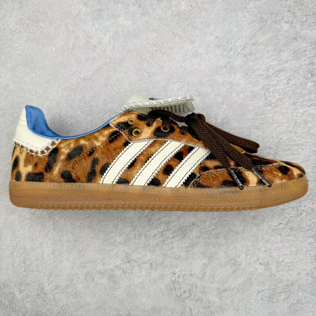 ＃S2纯原 Wales Bonner x AD Originals Samba Classic 桑巴舞系列绅士德训足球风百搭低帮休闲运动板鞋 棕色豹纹 IE0578 目前市面最强版本 正确细节皮料 伦敦时装品牌 Wales Bonner 携手Originals 打造 2022 最新春夏联名系列。本次为双方的第四度合作，灵感汲取了设计师 Grace Wales Bonner 对于 70、80 年代 Burkina Faso 音乐、摄影方面的研究，选择 Country 与 Samba 两双经典鞋款进行打造。随着 SAMBA 热风的不断席卷，不少品牌与 adidas Originals 的例行合作款式也逐渐受人关注。目前已经曝光两款全新合作鞋款的 Wales Bonner 如今再度曝光一款全新配色 SAMBA 联名。此次合作款式主打亮银反光配色，丝线编织三道杠以及加长鞋舌设计，想必穿着起来回头率也是不低！尺码：35⅔ 36 36⅔ 37⅓ 38 38⅔ 39⅓ 40 40⅔ 41⅓ 42 42⅔ 43⅓ 44 44⅔ 45-选品中心