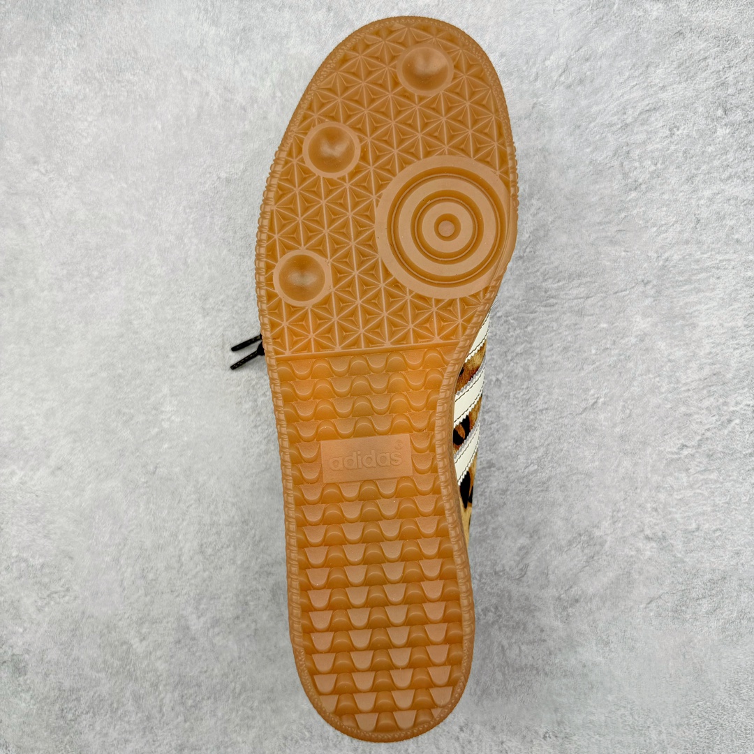 图片[8]-＃S2纯原 Wales Bonner x AD Originals Samba Classic 桑巴舞系列绅士德训足球风百搭低帮休闲运动板鞋 棕色豹纹 IE0578 目前市面最强版本 正确细节皮料 伦敦时装品牌 Wales Bonner 携手Originals 打造 2022 最新春夏联名系列。本次为双方的第四度合作，灵感汲取了设计师 Grace Wales Bonner 对于 70、80 年代 Burkina Faso 音乐、摄影方面的研究，选择 Country 与 Samba 两双经典鞋款进行打造。随着 SAMBA 热风的不断席卷，不少品牌与 adidas Originals 的例行合作款式也逐渐受人关注。目前已经曝光两款全新合作鞋款的 Wales Bonner 如今再度曝光一款全新配色 SAMBA 联名。此次合作款式主打亮银反光配色，丝线编织三道杠以及加长鞋舌设计，想必穿着起来回头率也是不低！尺码：35⅔ 36 36⅔ 37⅓ 38 38⅔ 39⅓ 40 40⅔ 41⅓ 42 42⅔ 43⅓ 44 44⅔ 45-选品中心