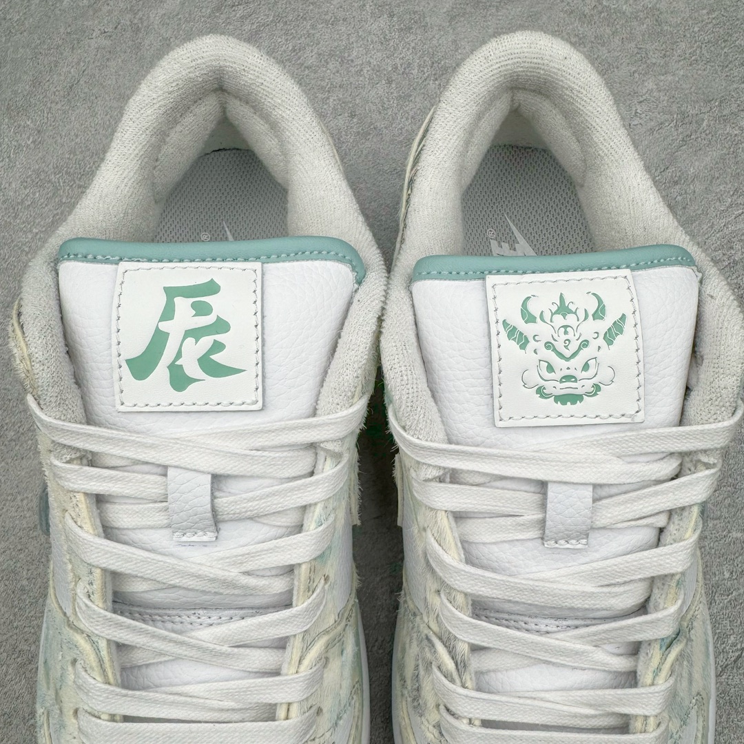 图片[7]-＃YC纯原福利 NK Dunk Low 蒸汽木偶 CNY龙年限定 龙海龙宫三太子 白青 DV0831-101 工艺手法钢印水钩刺绣缝纫 除鞋底外全鞋改造材质仿马毛 皮革 丝绸 口碑大厂出品 品控大底版型不断改良更新品质稳定 全套原纸板楦头开发 确保原汁原味 完美呈现DUNK版型 原厂玻璃冲刀 超高清洁度 全鞋零毛边皮料切割 通过独特多巴胺配色渐变设计、解构麻绳鞋带等细节 让嘻哈元素和潮流元素相结合 尽显帅气本质 设计上尽显特色 百搭耐看 表现出特有的潮流感 整鞋风格鲜明 极具美学 穿出门更是回头率满满 尺码：36 36.5 37.5 38 38.5 39 40 40.5 41 42 42.5 43 44-选品中心