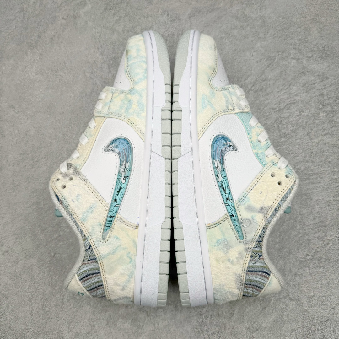 图片[5]-＃YC纯原福利 NK Dunk Low 蒸汽木偶 CNY龙年限定 龙海龙宫三太子 白青 DV0831-101 工艺手法钢印水钩刺绣缝纫 除鞋底外全鞋改造材质仿马毛 皮革 丝绸 口碑大厂出品 品控大底版型不断改良更新品质稳定 全套原纸板楦头开发 确保原汁原味 完美呈现DUNK版型 原厂玻璃冲刀 超高清洁度 全鞋零毛边皮料切割 通过独特多巴胺配色渐变设计、解构麻绳鞋带等细节 让嘻哈元素和潮流元素相结合 尽显帅气本质 设计上尽显特色 百搭耐看 表现出特有的潮流感 整鞋风格鲜明 极具美学 穿出门更是回头率满满 尺码：36 36.5 37.5 38 38.5 39 40 40.5 41 42 42.5 43 44-选品中心