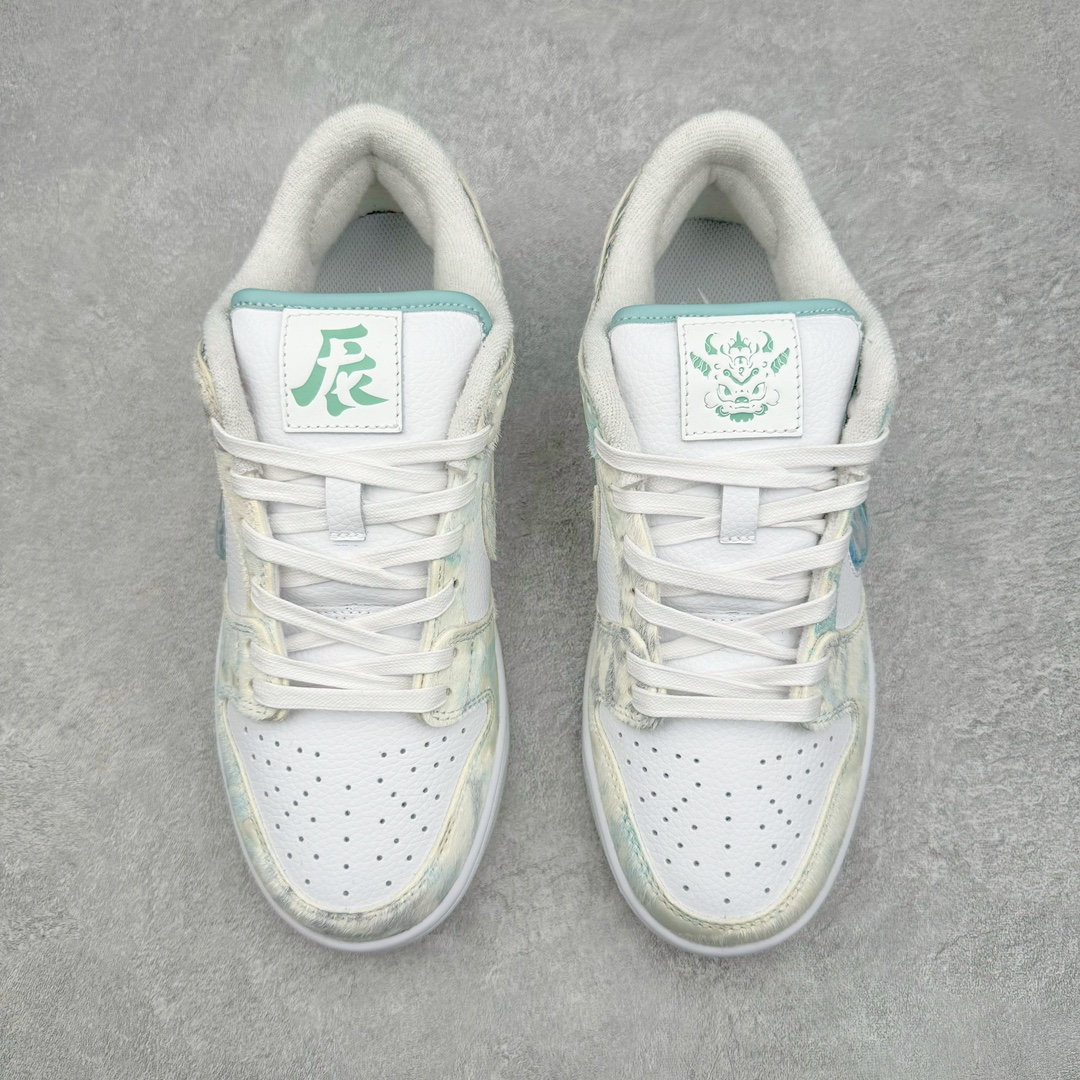 图片[2]-＃YC纯原福利 NK Dunk Low 蒸汽木偶 CNY龙年限定 龙海龙宫三太子 白青 DV0831-101 工艺手法钢印水钩刺绣缝纫 除鞋底外全鞋改造材质仿马毛 皮革 丝绸 口碑大厂出品 品控大底版型不断改良更新品质稳定 全套原纸板楦头开发 确保原汁原味 完美呈现DUNK版型 原厂玻璃冲刀 超高清洁度 全鞋零毛边皮料切割 通过独特多巴胺配色渐变设计、解构麻绳鞋带等细节 让嘻哈元素和潮流元素相结合 尽显帅气本质 设计上尽显特色 百搭耐看 表现出特有的潮流感 整鞋风格鲜明 极具美学 穿出门更是回头率满满 尺码：36 36.5 37.5 38 38.5 39 40 40.5 41 42 42.5 43 44-选品中心