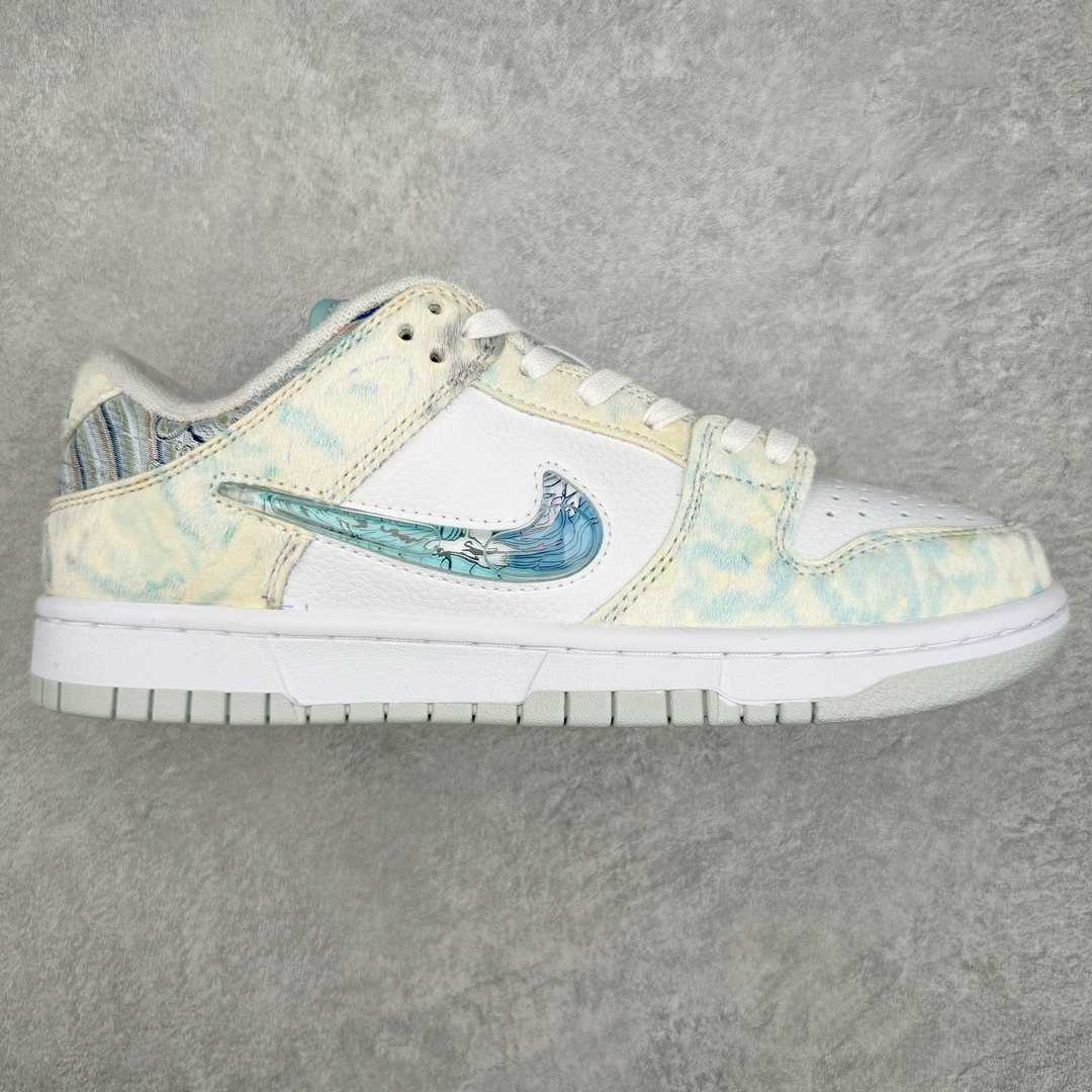 ＃YC纯原福利 NK Dunk Low 蒸汽木偶 CNY龙年限定 龙海龙宫三太子 白青 DV0831-101 工艺手法钢印水钩刺绣缝纫 除鞋底外全鞋改造材质仿马毛 皮革 丝绸 口碑大厂出品 品控大底版型不断改良更新品质稳定 全套原纸板楦头开发 确保原汁原味 完美呈现DUNK版型 原厂玻璃冲刀 超高清洁度 全鞋零毛边皮料切割 通过独特多巴胺配色渐变设计、解构麻绳鞋带等细节 让嘻哈元素和潮流元素相结合 尽显帅气本质 设计上尽显特色 百搭耐看 表现出特有的潮流感 整鞋风格鲜明 极具美学 穿出门更是回头率满满 尺码：36 36.5 37.5 38 38.5 39 40 40.5 41 42 42.5 43 44-选品中心