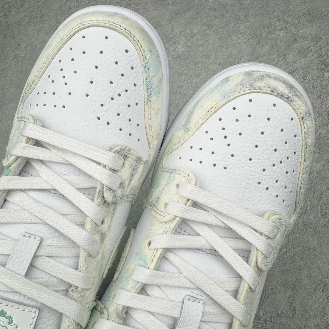 图片[6]-＃YC纯原福利 NK Dunk Low 蒸汽木偶 CNY龙年限定 龙海龙宫三太子 白青 DV0831-101 工艺手法钢印水钩刺绣缝纫 除鞋底外全鞋改造材质仿马毛 皮革 丝绸 口碑大厂出品 品控大底版型不断改良更新品质稳定 全套原纸板楦头开发 确保原汁原味 完美呈现DUNK版型 原厂玻璃冲刀 超高清洁度 全鞋零毛边皮料切割 通过独特多巴胺配色渐变设计、解构麻绳鞋带等细节 让嘻哈元素和潮流元素相结合 尽显帅气本质 设计上尽显特色 百搭耐看 表现出特有的潮流感 整鞋风格鲜明 极具美学 穿出门更是回头率满满 尺码：36 36.5 37.5 38 38.5 39 40 40.5 41 42 42.5 43 44-选品中心