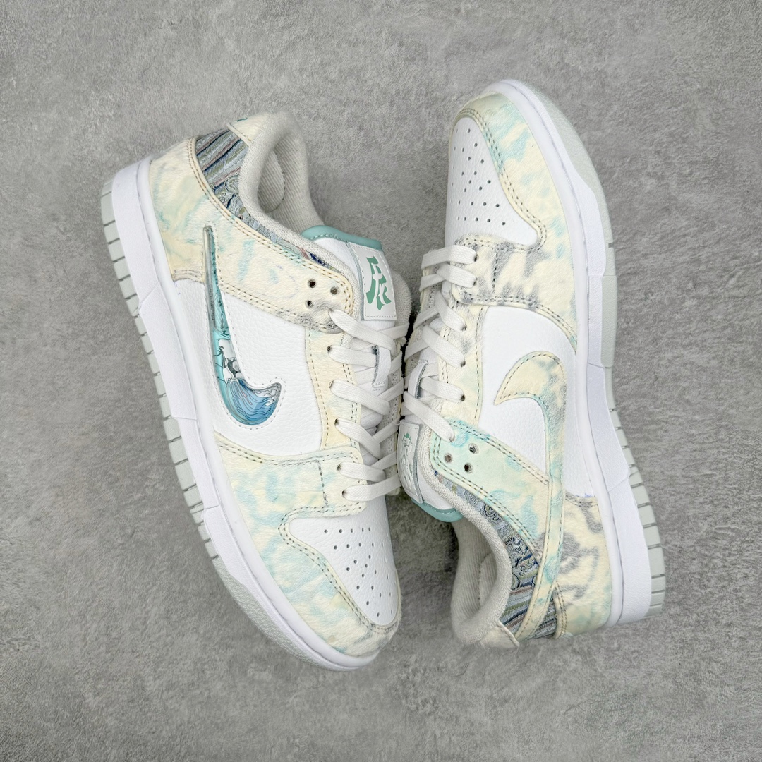 图片[3]-＃YC纯原福利 NK Dunk Low 蒸汽木偶 CNY龙年限定 龙海龙宫三太子 白青 DV0831-101 工艺手法钢印水钩刺绣缝纫 除鞋底外全鞋改造材质仿马毛 皮革 丝绸 口碑大厂出品 品控大底版型不断改良更新品质稳定 全套原纸板楦头开发 确保原汁原味 完美呈现DUNK版型 原厂玻璃冲刀 超高清洁度 全鞋零毛边皮料切割 通过独特多巴胺配色渐变设计、解构麻绳鞋带等细节 让嘻哈元素和潮流元素相结合 尽显帅气本质 设计上尽显特色 百搭耐看 表现出特有的潮流感 整鞋风格鲜明 极具美学 穿出门更是回头率满满 尺码：36 36.5 37.5 38 38.5 39 40 40.5 41 42 42.5 43 44-选品中心