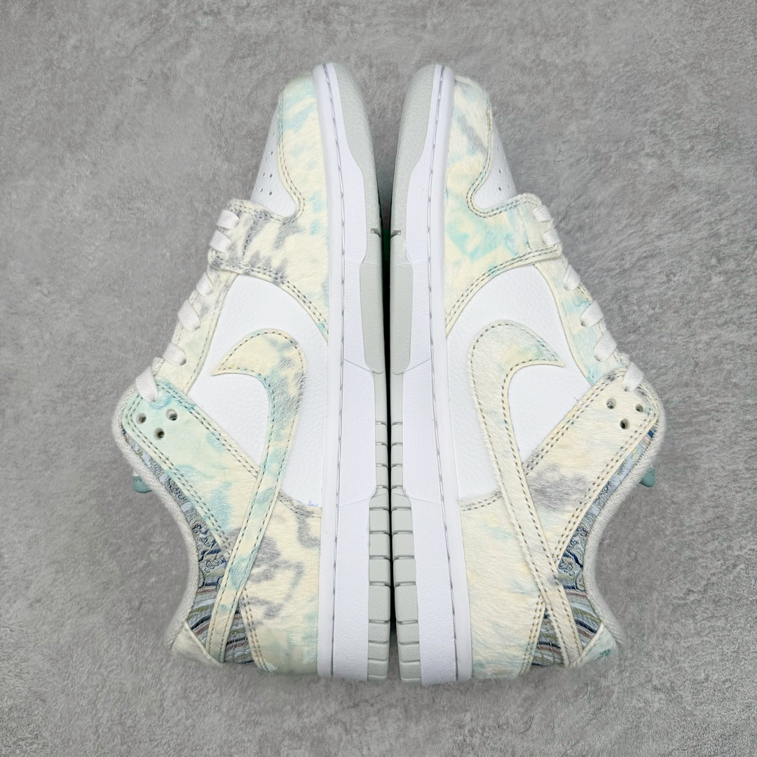 图片[4]-＃YC纯原福利 NK Dunk Low 蒸汽木偶 CNY龙年限定 龙海龙宫三太子 白青 DV0831-101 工艺手法钢印水钩刺绣缝纫 除鞋底外全鞋改造材质仿马毛 皮革 丝绸 口碑大厂出品 品控大底版型不断改良更新品质稳定 全套原纸板楦头开发 确保原汁原味 完美呈现DUNK版型 原厂玻璃冲刀 超高清洁度 全鞋零毛边皮料切割 通过独特多巴胺配色渐变设计、解构麻绳鞋带等细节 让嘻哈元素和潮流元素相结合 尽显帅气本质 设计上尽显特色 百搭耐看 表现出特有的潮流感 整鞋风格鲜明 极具美学 穿出门更是回头率满满 尺码：36 36.5 37.5 38 38.5 39 40 40.5 41 42 42.5 43 44-选品中心