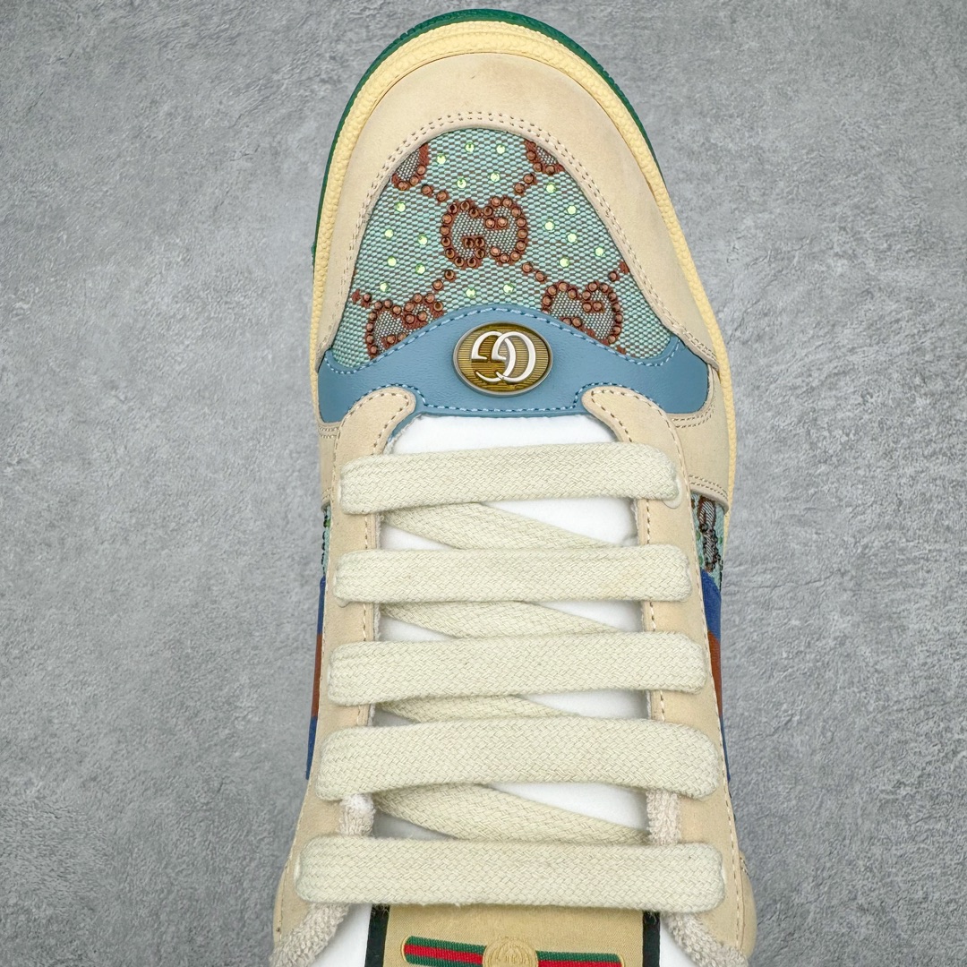 图片[4]-零售💰410 ＃M纯原 Gucci Screener sneaker 古驰双G小脏鞋系列复古怀旧校园风低帮板鞋 全套原楦原纸版原鞋开模 全网最具灵魂的版型 鞋头上翘1.6CM 后跟自然弧度内收 双G珐琅 条纹清晰 原厂五金带3M反光 原装意大利进口里外全皮 纯手工水洗做旧处理 侧面条纹饰带 原厂定制 零串色零起毛 大底防滑网格由里到外大小逐渐递减 原厂数据电绣 清晰立体 多边形闪钻大小一致带光泽 全鞋电脑针车 紧密相连 针距密度一致 环保乳胶注塑鞋垫 厚度脚感还原原版 皮面裁剪部位 统一油边封口工艺 大底组合零偏差 挑战各种艺术家 右脚鞋侧嵌入NFC防伪芯片装置＋鞋盒标二唯码扫描 秒进官网 专柜全套包装 防尘袋 说明书 质保卡 购物袋 Size：35 36 37 38 39 40 41 42 43 44 45 编码：by4936010-运动鞋