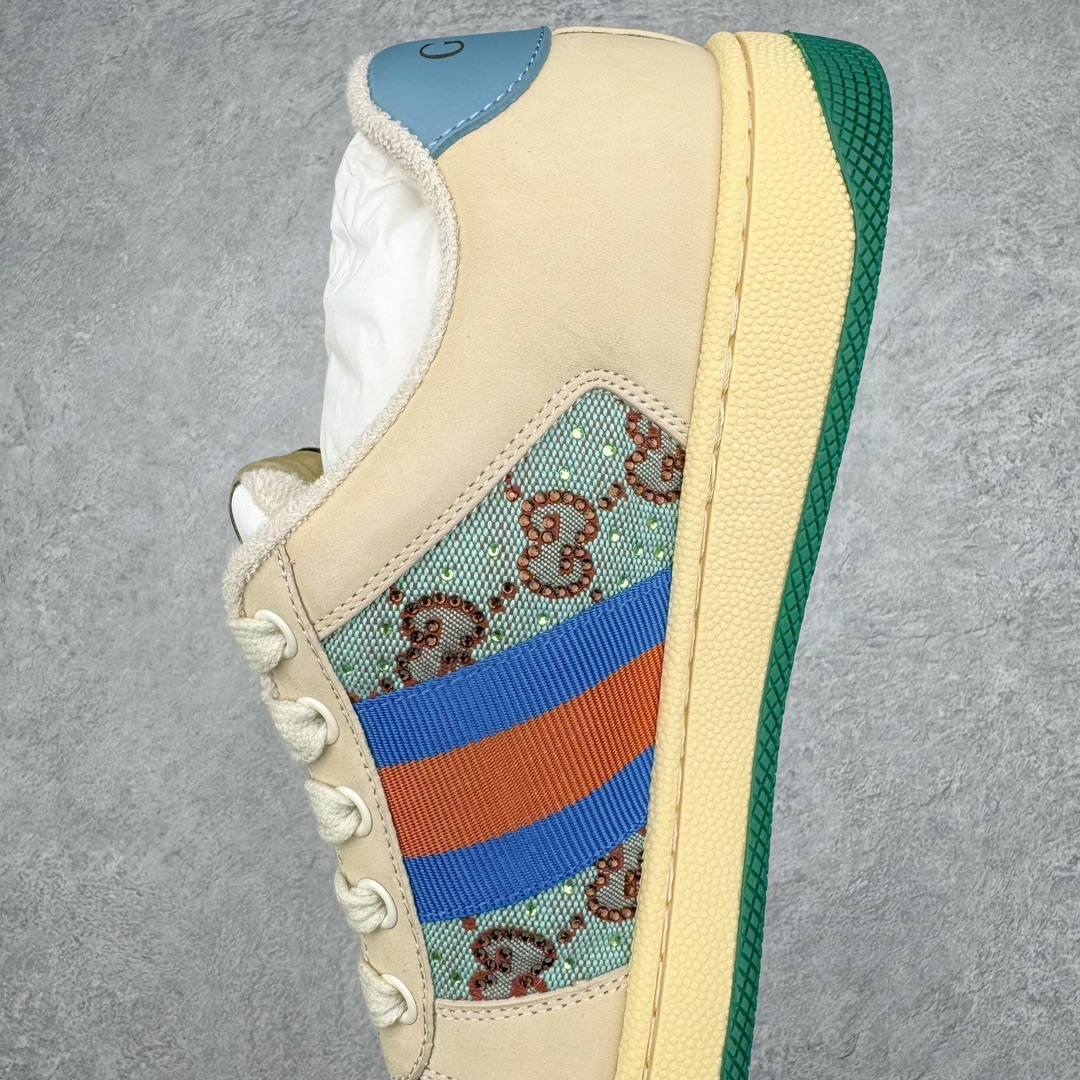 图片[7]-零售💰410 ＃M纯原 Gucci Screener sneaker 古驰双G小脏鞋系列复古怀旧校园风低帮板鞋 全套原楦原纸版原鞋开模 全网最具灵魂的版型 鞋头上翘1.6CM 后跟自然弧度内收 双G珐琅 条纹清晰 原厂五金带3M反光 原装意大利进口里外全皮 纯手工水洗做旧处理 侧面条纹饰带 原厂定制 零串色零起毛 大底防滑网格由里到外大小逐渐递减 原厂数据电绣 清晰立体 多边形闪钻大小一致带光泽 全鞋电脑针车 紧密相连 针距密度一致 环保乳胶注塑鞋垫 厚度脚感还原原版 皮面裁剪部位 统一油边封口工艺 大底组合零偏差 挑战各种艺术家 右脚鞋侧嵌入NFC防伪芯片装置＋鞋盒标二唯码扫描 秒进官网 专柜全套包装 防尘袋 说明书 质保卡 购物袋 Size：35 36 37 38 39 40 41 42 43 44 45 编码：by4936010-运动鞋