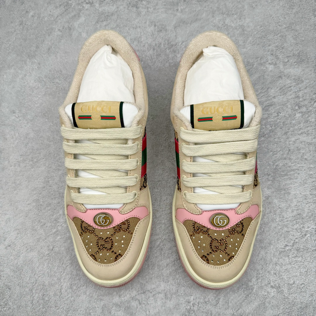 图片[2]-零售💰410 ＃M纯原 Gucci Screener sneaker 古驰双G小脏鞋系列复古怀旧校园风低帮板鞋 全套原楦原纸版原鞋开模 全网最具灵魂的版型 鞋头上翘1.6CM 后跟自然弧度内收 双G珐琅 条纹清晰 原厂五金带3M反光 原装意大利进口里外全皮 纯手工水洗做旧处理 侧面条纹饰带 原厂定制 零串色零起毛 大底防滑网格由里到外大小逐渐递减 原厂数据电绣 清晰立体 多边形闪钻大小一致带光泽 全鞋电脑针车 紧密相连 针距密度一致 环保乳胶注塑鞋垫 厚度脚感还原原版 皮面裁剪部位 统一油边封口工艺 大底组合零偏差 挑战各种艺术家 右脚鞋侧嵌入NFC防伪芯片装置＋鞋盒标二唯码扫描 秒进官网 专柜全套包装 防尘袋 说明书 质保卡 购物袋 Size：35 36 37 38 39 40 41 42 43 44 45 编码：by4936010-运动鞋