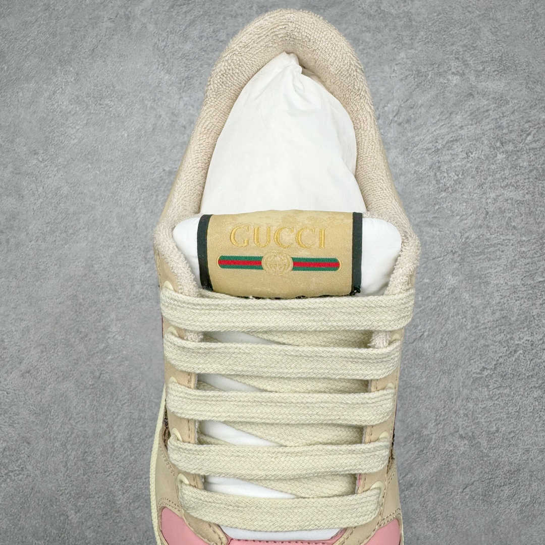 图片[5]-零售💰410 ＃M纯原 Gucci Screener sneaker 古驰双G小脏鞋系列复古怀旧校园风低帮板鞋 全套原楦原纸版原鞋开模 全网最具灵魂的版型 鞋头上翘1.6CM 后跟自然弧度内收 双G珐琅 条纹清晰 原厂五金带3M反光 原装意大利进口里外全皮 纯手工水洗做旧处理 侧面条纹饰带 原厂定制 零串色零起毛 大底防滑网格由里到外大小逐渐递减 原厂数据电绣 清晰立体 多边形闪钻大小一致带光泽 全鞋电脑针车 紧密相连 针距密度一致 环保乳胶注塑鞋垫 厚度脚感还原原版 皮面裁剪部位 统一油边封口工艺 大底组合零偏差 挑战各种艺术家 右脚鞋侧嵌入NFC防伪芯片装置＋鞋盒标二唯码扫描 秒进官网 专柜全套包装 防尘袋 说明书 质保卡 购物袋 Size：35 36 37 38 39 40 41 42 43 44 45 编码：by4936010-运动鞋