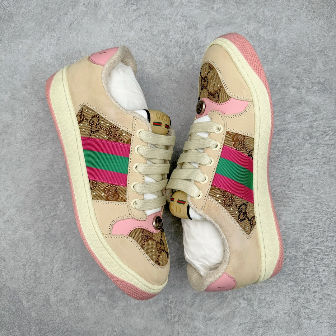 图片[3]-零售💰410 ＃M纯原 Gucci Screener sneaker 古驰双G小脏鞋系列复古怀旧校园风低帮板鞋 全套原楦原纸版原鞋开模 全网最具灵魂的版型 鞋头上翘1.6CM 后跟自然弧度内收 双G珐琅 条纹清晰 原厂五金带3M反光 原装意大利进口里外全皮 纯手工水洗做旧处理 侧面条纹饰带 原厂定制 零串色零起毛 大底防滑网格由里到外大小逐渐递减 原厂数据电绣 清晰立体 多边形闪钻大小一致带光泽 全鞋电脑针车 紧密相连 针距密度一致 环保乳胶注塑鞋垫 厚度脚感还原原版 皮面裁剪部位 统一油边封口工艺 大底组合零偏差 挑战各种艺术家 右脚鞋侧嵌入NFC防伪芯片装置＋鞋盒标二唯码扫描 秒进官网 专柜全套包装 防尘袋 说明书 质保卡 购物袋 Size：35 36 37 38 39 40 41 42 43 44 45 编码：by4936010-运动鞋