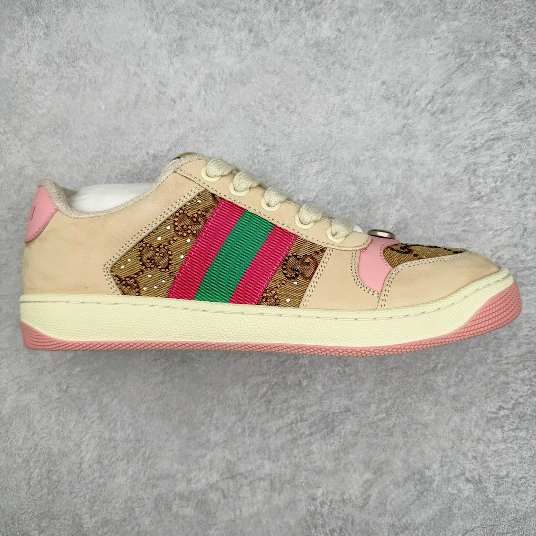 零售💰410 ＃M纯原 Gucci Screener sneaker 古驰双G小脏鞋系列复古怀旧校园风低帮板鞋 全套原楦原纸版原鞋开模 全网最具灵魂的版型 鞋头上翘1.6CM 后跟自然弧度内收 双G珐琅 条纹清晰 原厂五金带3M反光 原装意大利进口里外全皮 纯手工水洗做旧处理 侧面条纹饰带 原厂定制 零串色零起毛 大底防滑网格由里到外大小逐渐递减 原厂数据电绣 清晰立体 多边形闪钻大小一致带光泽 全鞋电脑针车 紧密相连 针距密度一致 环保乳胶注塑鞋垫 厚度脚感还原原版 皮面裁剪部位 统一油边封口工艺 大底组合零偏差 挑战各种艺术家 右脚鞋侧嵌入NFC防伪芯片装置＋鞋盒标二唯码扫描 秒进官网 专柜全套包装 防尘袋 说明书 质保卡 购物袋 Size：35 36 37 38 39 40 41 42 43 44 45 编码：by4936010-运动鞋