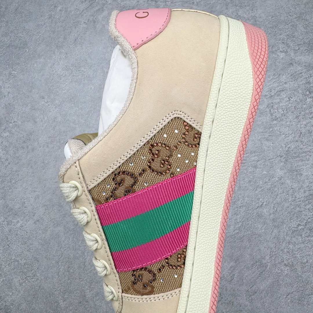 图片[7]-零售💰410 ＃M纯原 Gucci Screener sneaker 古驰双G小脏鞋系列复古怀旧校园风低帮板鞋 全套原楦原纸版原鞋开模 全网最具灵魂的版型 鞋头上翘1.6CM 后跟自然弧度内收 双G珐琅 条纹清晰 原厂五金带3M反光 原装意大利进口里外全皮 纯手工水洗做旧处理 侧面条纹饰带 原厂定制 零串色零起毛 大底防滑网格由里到外大小逐渐递减 原厂数据电绣 清晰立体 多边形闪钻大小一致带光泽 全鞋电脑针车 紧密相连 针距密度一致 环保乳胶注塑鞋垫 厚度脚感还原原版 皮面裁剪部位 统一油边封口工艺 大底组合零偏差 挑战各种艺术家 右脚鞋侧嵌入NFC防伪芯片装置＋鞋盒标二唯码扫描 秒进官网 专柜全套包装 防尘袋 说明书 质保卡 购物袋 Size：35 36 37 38 39 40 41 42 43 44 45 编码：by4936010-运动鞋