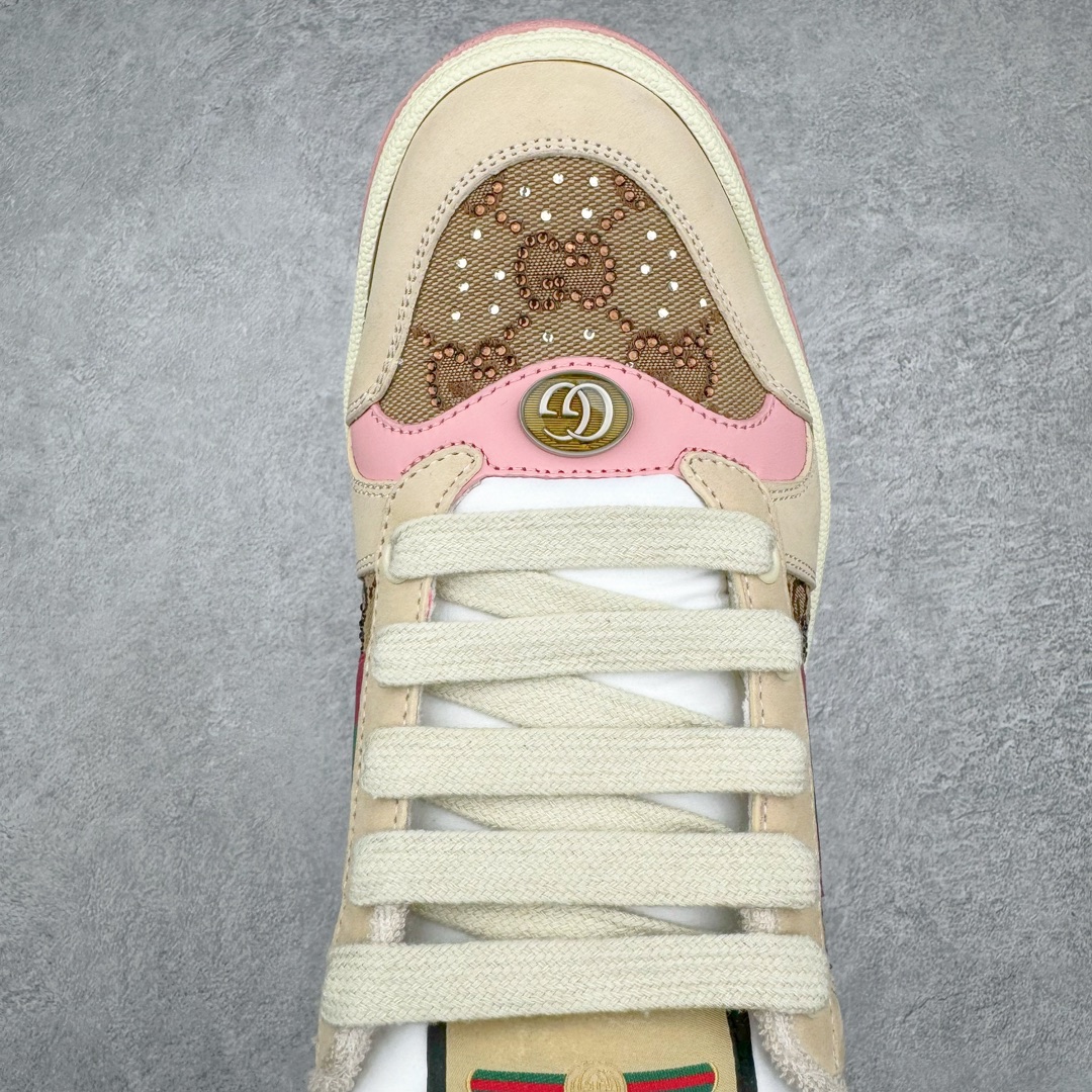 图片[4]-零售💰410 ＃M纯原 Gucci Screener sneaker 古驰双G小脏鞋系列复古怀旧校园风低帮板鞋 全套原楦原纸版原鞋开模 全网最具灵魂的版型 鞋头上翘1.6CM 后跟自然弧度内收 双G珐琅 条纹清晰 原厂五金带3M反光 原装意大利进口里外全皮 纯手工水洗做旧处理 侧面条纹饰带 原厂定制 零串色零起毛 大底防滑网格由里到外大小逐渐递减 原厂数据电绣 清晰立体 多边形闪钻大小一致带光泽 全鞋电脑针车 紧密相连 针距密度一致 环保乳胶注塑鞋垫 厚度脚感还原原版 皮面裁剪部位 统一油边封口工艺 大底组合零偏差 挑战各种艺术家 右脚鞋侧嵌入NFC防伪芯片装置＋鞋盒标二唯码扫描 秒进官网 专柜全套包装 防尘袋 说明书 质保卡 购物袋 Size：35 36 37 38 39 40 41 42 43 44 45 编码：by4936010-运动鞋