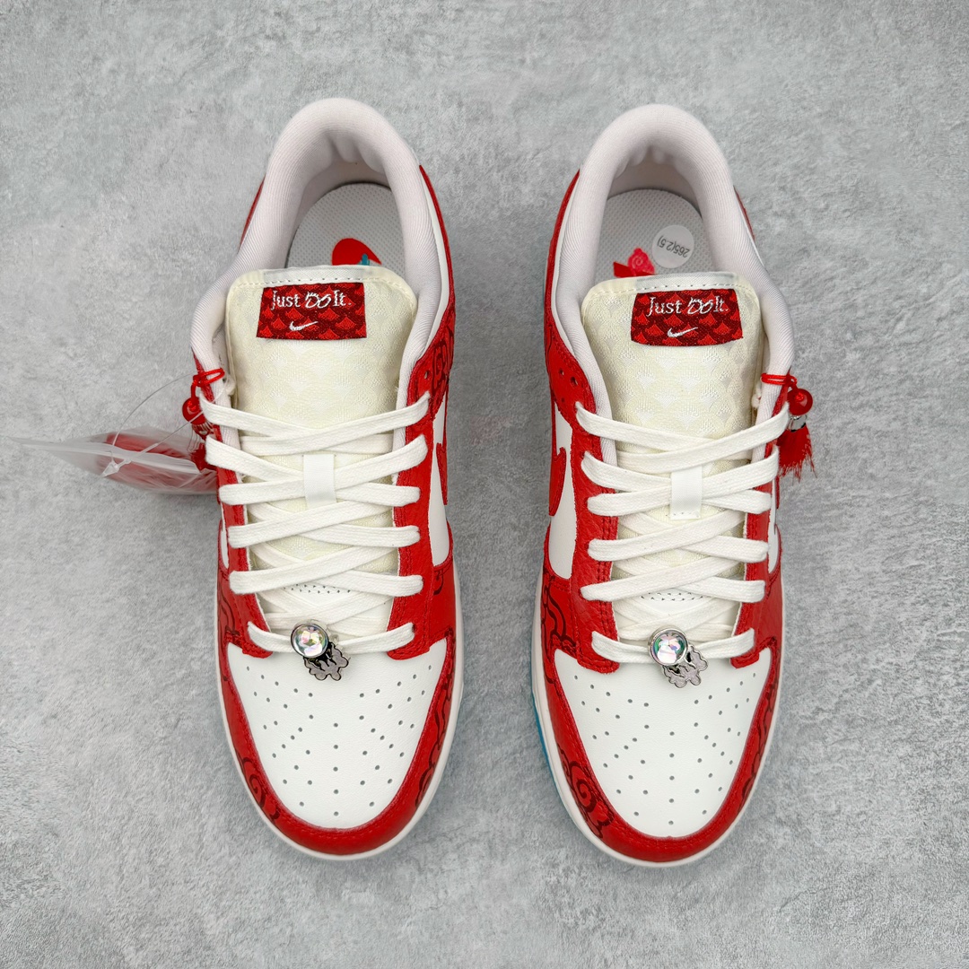 图片[2]-零售💰280 NK Dunk Low LX CNY Year Of The Dragon 龙年限定 云起祥龙 白红 FZ5065-111 全鞋以白绿色呈现 红色和蓝色点缀 鞋面采用皮革和翻毛皮材质拼接打造 并在翻毛皮上加入了龙鳞纹图案 鞋带扣也换成了龙爪样式 新年氛围感十足 SIZE：36 36.5 37.5 38 38.5 39 40 40.5 41 42 42.5 43 44 44.5 45 46 47.5 编码：Wby2936080-运动鞋