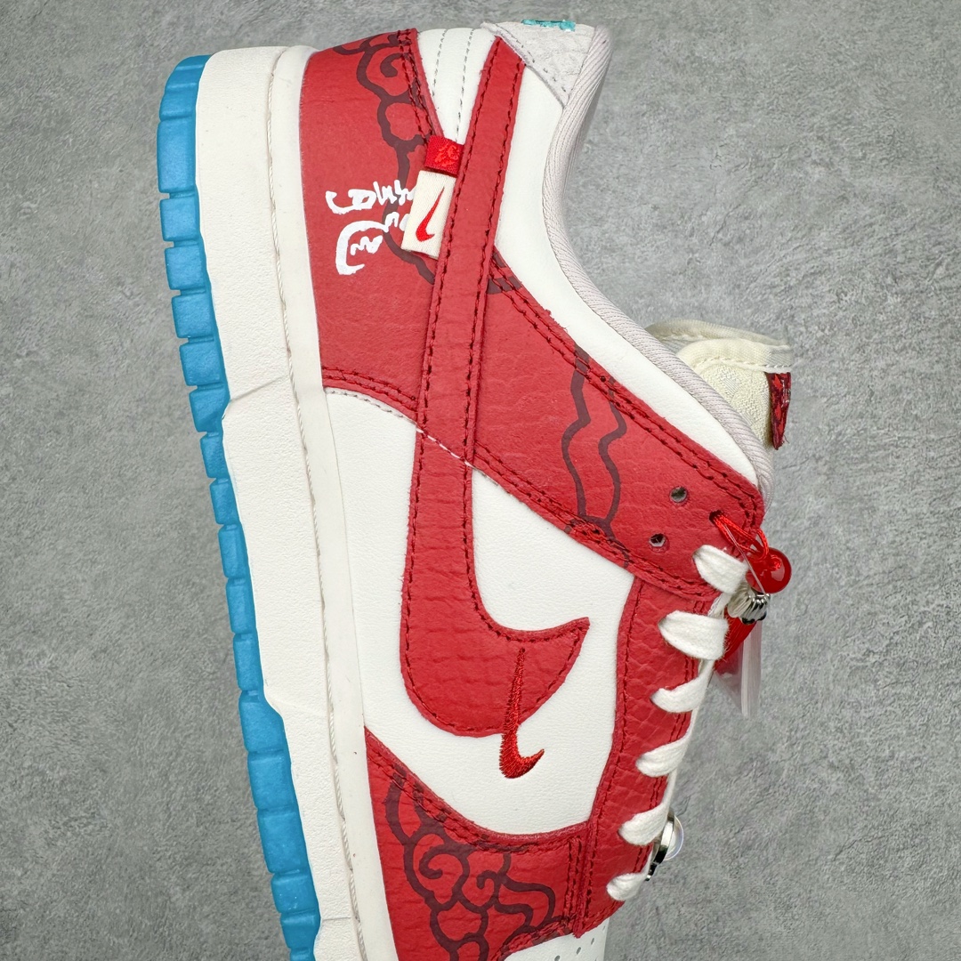 图片[6]-零售💰280 NK Dunk Low LX CNY Year Of The Dragon 龙年限定 云起祥龙 白红 FZ5065-111 全鞋以白绿色呈现 红色和蓝色点缀 鞋面采用皮革和翻毛皮材质拼接打造 并在翻毛皮上加入了龙鳞纹图案 鞋带扣也换成了龙爪样式 新年氛围感十足 SIZE：36 36.5 37.5 38 38.5 39 40 40.5 41 42 42.5 43 44 44.5 45 46 47.5 编码：Wby2936080-运动鞋