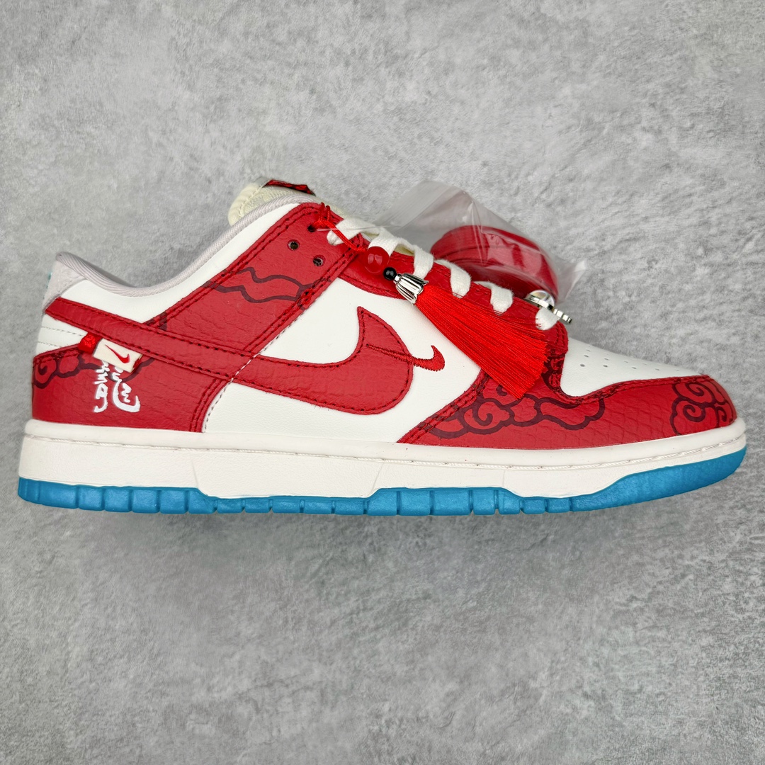 零售💰280 NK Dunk Low LX CNY Year Of The Dragon 龙年限定 云起祥龙 白红 FZ5065-111 全鞋以白绿色呈现 红色和蓝色点缀 鞋面采用皮革和翻毛皮材质拼接打造 并在翻毛皮上加入了龙鳞纹图案 鞋带扣也换成了龙爪样式 新年氛围感十足 SIZE：36 36.5 37.5 38 38.5 39 40 40.5 41 42 42.5 43 44 44.5 45 46 47.5 编码：Wby2936080-运动鞋