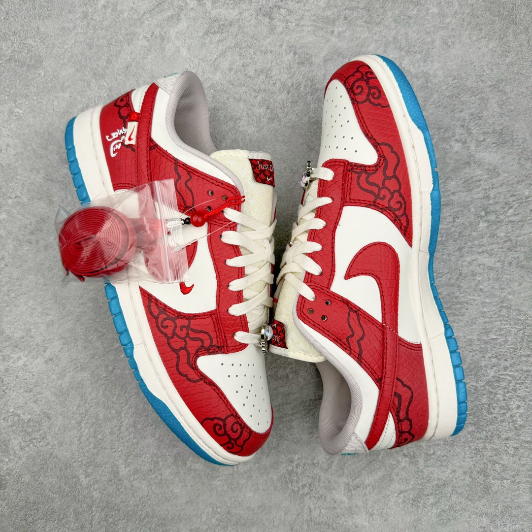 图片[3]-零售💰280 NK Dunk Low LX CNY Year Of The Dragon 龙年限定 云起祥龙 白红 FZ5065-111 全鞋以白绿色呈现 红色和蓝色点缀 鞋面采用皮革和翻毛皮材质拼接打造 并在翻毛皮上加入了龙鳞纹图案 鞋带扣也换成了龙爪样式 新年氛围感十足 SIZE：36 36.5 37.5 38 38.5 39 40 40.5 41 42 42.5 43 44 44.5 45 46 47.5 编码：Wby2936080-运动鞋