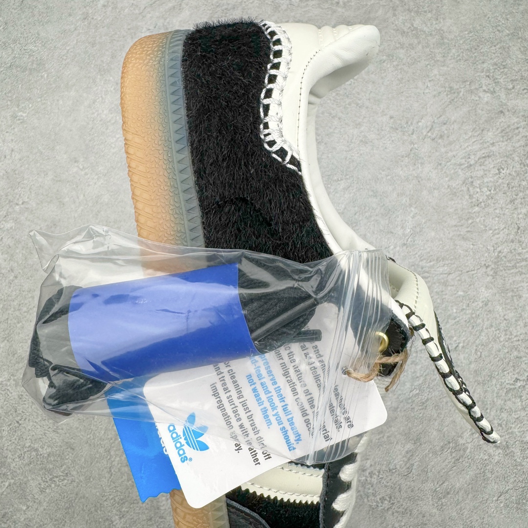 图片[6]-＃yh Wales Bonner x AD Originals Samba Classic 桑巴舞系列绅士德训足球风百搭低帮休闲运动板鞋 IE0580 伦敦时装品牌 Wales Bonner 携手Originals 打造 2022 最新春夏联名系列。本次为双方的第四度合作，灵感汲取了设计师 Grace Wales Bonner 对于 70、80 年代 Burkina Faso 音乐、摄影方面的研究，选择 Country 与 Samba 两双经典鞋款进行打造。随着 SAMBA 热风的不断席卷，不少品牌与 adidas Originals 的例行合作款式也逐渐受人关注。目前已经曝光两款全新合作鞋款的 Wales Bonner 如今再度曝光一款全新配色 SAMBA 联名。此次合作款式主打亮银反光配色，丝线编织三道杠以及加长鞋舌设计，想必穿着起来回头率也是不低！尺码：35⅔ 36 36⅔ 37⅓ 38 38⅔ 39⅓ 40 40⅔ 41⅓ 42 42⅔ 43⅓ 44 44⅔ 45-选品中心