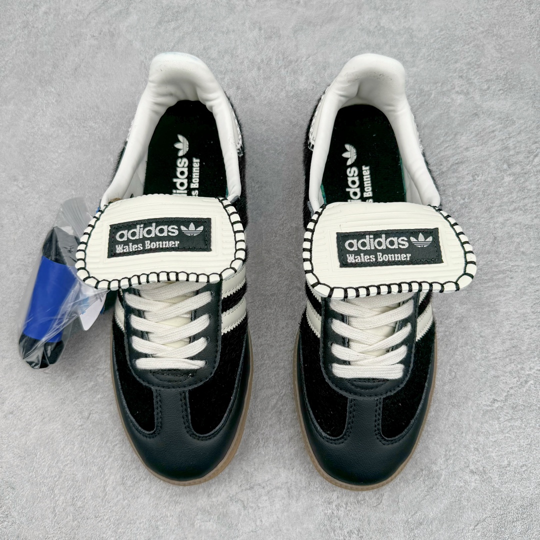 图片[2]-＃yh Wales Bonner x AD Originals Samba Classic 桑巴舞系列绅士德训足球风百搭低帮休闲运动板鞋 IE0580 伦敦时装品牌 Wales Bonner 携手Originals 打造 2022 最新春夏联名系列。本次为双方的第四度合作，灵感汲取了设计师 Grace Wales Bonner 对于 70、80 年代 Burkina Faso 音乐、摄影方面的研究，选择 Country 与 Samba 两双经典鞋款进行打造。随着 SAMBA 热风的不断席卷，不少品牌与 adidas Originals 的例行合作款式也逐渐受人关注。目前已经曝光两款全新合作鞋款的 Wales Bonner 如今再度曝光一款全新配色 SAMBA 联名。此次合作款式主打亮银反光配色，丝线编织三道杠以及加长鞋舌设计，想必穿着起来回头率也是不低！尺码：35⅔ 36 36⅔ 37⅓ 38 38⅔ 39⅓ 40 40⅔ 41⅓ 42 42⅔ 43⅓ 44 44⅔ 45-选品中心