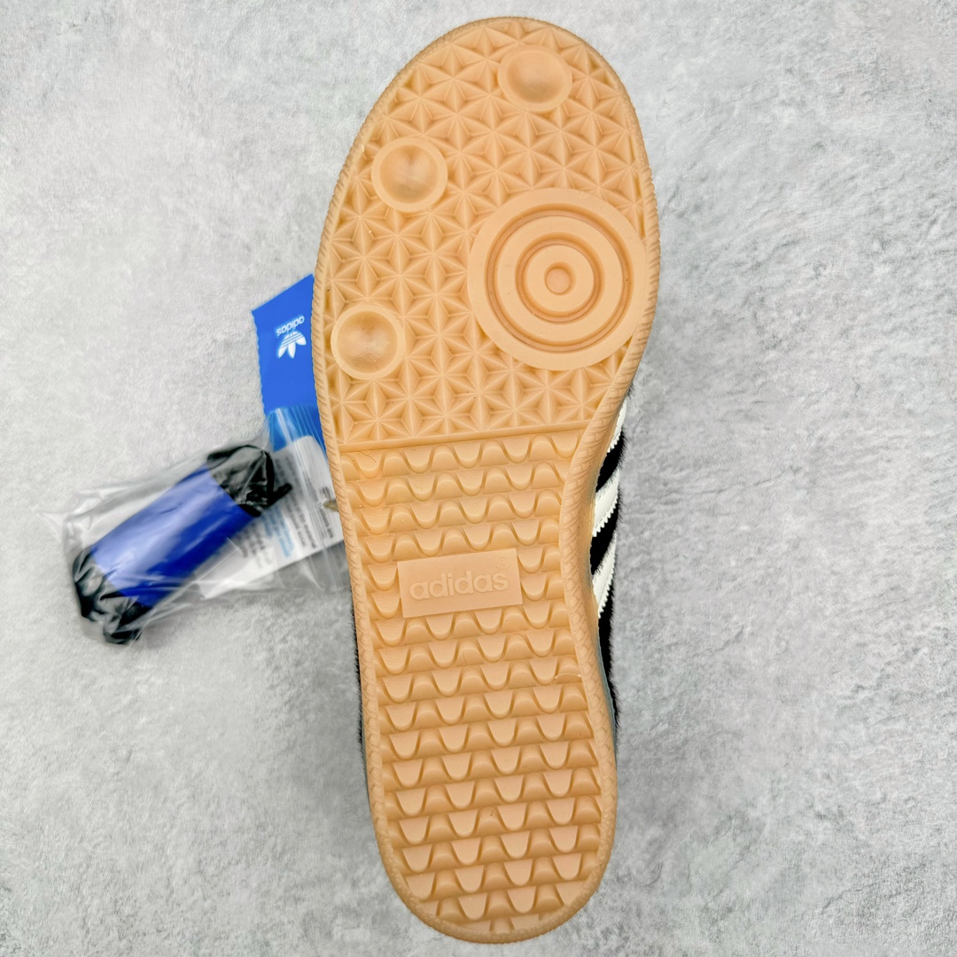 图片[9]-＃yh Wales Bonner x AD Originals Samba Classic 桑巴舞系列绅士德训足球风百搭低帮休闲运动板鞋 IE0580 伦敦时装品牌 Wales Bonner 携手Originals 打造 2022 最新春夏联名系列。本次为双方的第四度合作，灵感汲取了设计师 Grace Wales Bonner 对于 70、80 年代 Burkina Faso 音乐、摄影方面的研究，选择 Country 与 Samba 两双经典鞋款进行打造。随着 SAMBA 热风的不断席卷，不少品牌与 adidas Originals 的例行合作款式也逐渐受人关注。目前已经曝光两款全新合作鞋款的 Wales Bonner 如今再度曝光一款全新配色 SAMBA 联名。此次合作款式主打亮银反光配色，丝线编织三道杠以及加长鞋舌设计，想必穿着起来回头率也是不低！尺码：35⅔ 36 36⅔ 37⅓ 38 38⅔ 39⅓ 40 40⅔ 41⅓ 42 42⅔ 43⅓ 44 44⅔ 45-选品中心