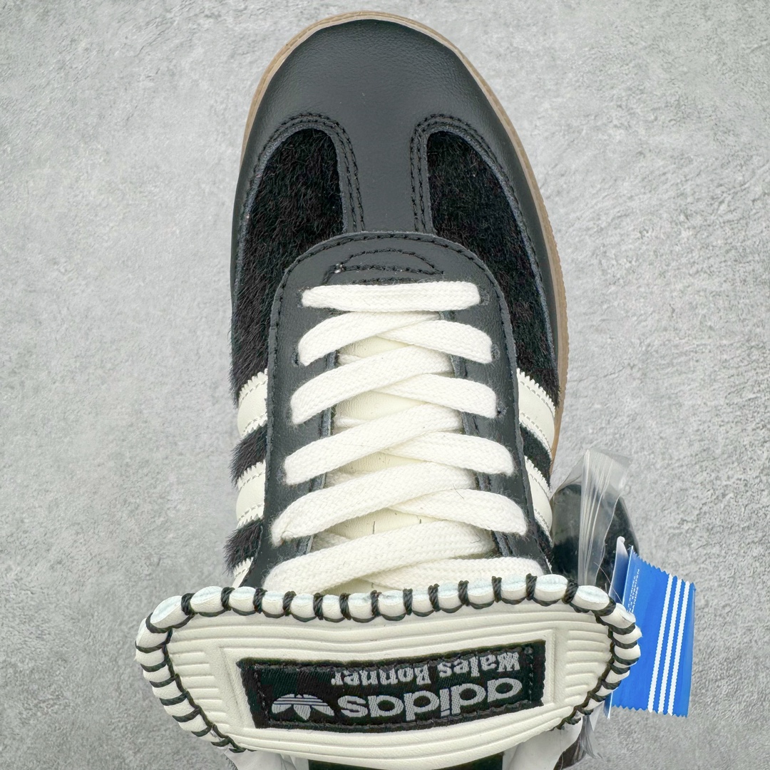 图片[4]-＃yh Wales Bonner x AD Originals Samba Classic 桑巴舞系列绅士德训足球风百搭低帮休闲运动板鞋 IE0580 伦敦时装品牌 Wales Bonner 携手Originals 打造 2022 最新春夏联名系列。本次为双方的第四度合作，灵感汲取了设计师 Grace Wales Bonner 对于 70、80 年代 Burkina Faso 音乐、摄影方面的研究，选择 Country 与 Samba 两双经典鞋款进行打造。随着 SAMBA 热风的不断席卷，不少品牌与 adidas Originals 的例行合作款式也逐渐受人关注。目前已经曝光两款全新合作鞋款的 Wales Bonner 如今再度曝光一款全新配色 SAMBA 联名。此次合作款式主打亮银反光配色，丝线编织三道杠以及加长鞋舌设计，想必穿着起来回头率也是不低！尺码：35⅔ 36 36⅔ 37⅓ 38 38⅔ 39⅓ 40 40⅔ 41⅓ 42 42⅔ 43⅓ 44 44⅔ 45-选品中心