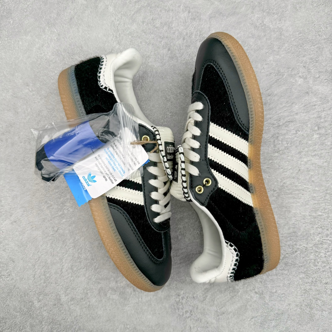 图片[3]-＃yh Wales Bonner x AD Originals Samba Classic 桑巴舞系列绅士德训足球风百搭低帮休闲运动板鞋 IE0580 伦敦时装品牌 Wales Bonner 携手Originals 打造 2022 最新春夏联名系列。本次为双方的第四度合作，灵感汲取了设计师 Grace Wales Bonner 对于 70、80 年代 Burkina Faso 音乐、摄影方面的研究，选择 Country 与 Samba 两双经典鞋款进行打造。随着 SAMBA 热风的不断席卷，不少品牌与 adidas Originals 的例行合作款式也逐渐受人关注。目前已经曝光两款全新合作鞋款的 Wales Bonner 如今再度曝光一款全新配色 SAMBA 联名。此次合作款式主打亮银反光配色，丝线编织三道杠以及加长鞋舌设计，想必穿着起来回头率也是不低！尺码：35⅔ 36 36⅔ 37⅓ 38 38⅔ 39⅓ 40 40⅔ 41⅓ 42 42⅔ 43⅓ 44 44⅔ 45-选品中心