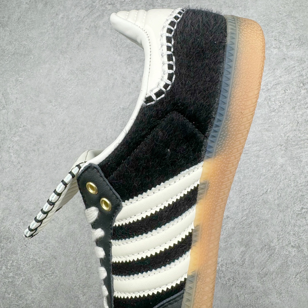 图片[7]-＃yh Wales Bonner x AD Originals Samba Classic 桑巴舞系列绅士德训足球风百搭低帮休闲运动板鞋 IE0580 伦敦时装品牌 Wales Bonner 携手Originals 打造 2022 最新春夏联名系列。本次为双方的第四度合作，灵感汲取了设计师 Grace Wales Bonner 对于 70、80 年代 Burkina Faso 音乐、摄影方面的研究，选择 Country 与 Samba 两双经典鞋款进行打造。随着 SAMBA 热风的不断席卷，不少品牌与 adidas Originals 的例行合作款式也逐渐受人关注。目前已经曝光两款全新合作鞋款的 Wales Bonner 如今再度曝光一款全新配色 SAMBA 联名。此次合作款式主打亮银反光配色，丝线编织三道杠以及加长鞋舌设计，想必穿着起来回头率也是不低！尺码：35⅔ 36 36⅔ 37⅓ 38 38⅔ 39⅓ 40 40⅔ 41⅓ 42 42⅔ 43⅓ 44 44⅔ 45-选品中心