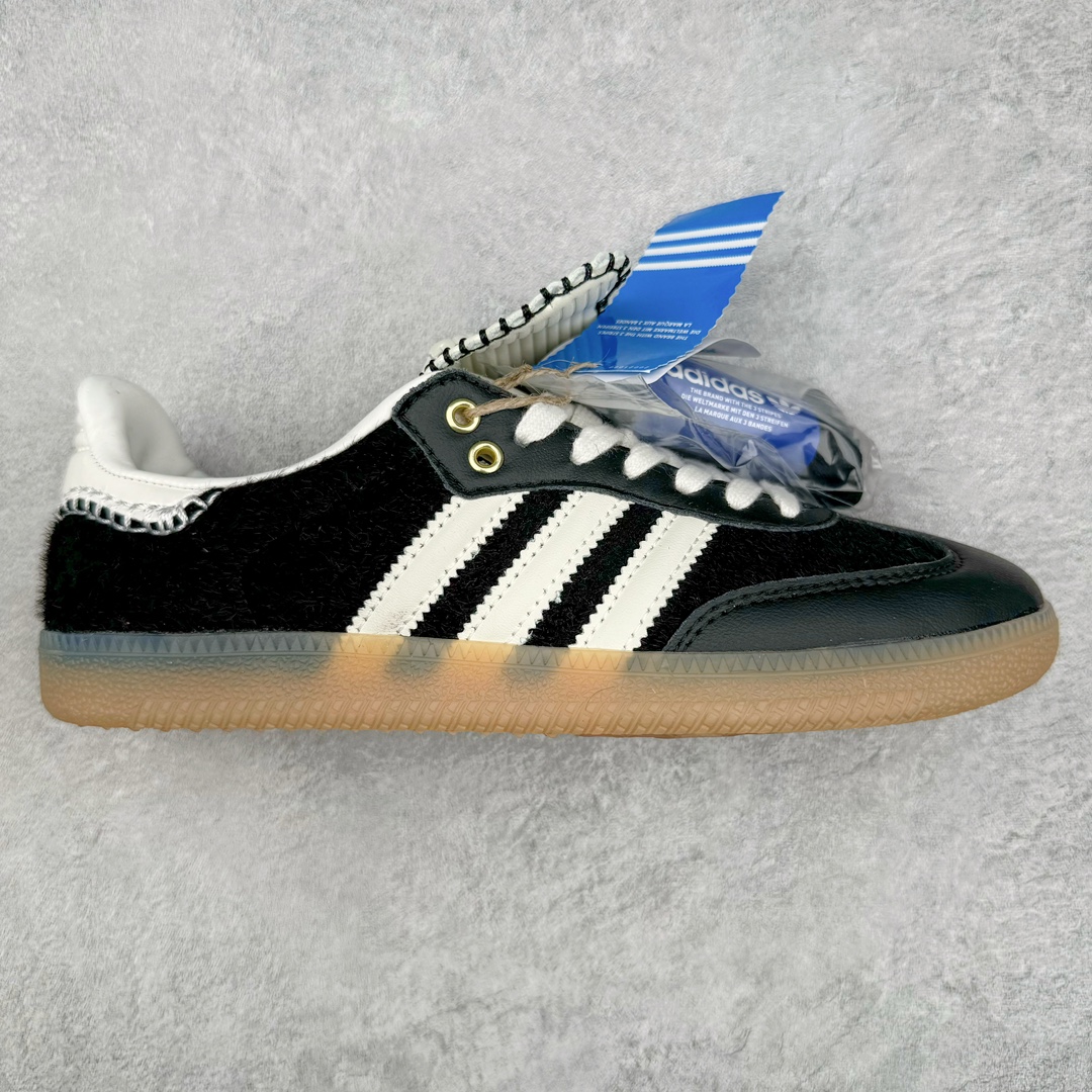 ＃yh Wales Bonner x AD Originals Samba Classic 桑巴舞系列绅士德训足球风百搭低帮休闲运动板鞋 IE0580 伦敦时装品牌 Wales Bonner 携手Originals 打造 2022 最新春夏联名系列。本次为双方的第四度合作，灵感汲取了设计师 Grace Wales Bonner 对于 70、80 年代 Burkina Faso 音乐、摄影方面的研究，选择 Country 与 Samba 两双经典鞋款进行打造。随着 SAMBA 热风的不断席卷，不少品牌与 adidas Originals 的例行合作款式也逐渐受人关注。目前已经曝光两款全新合作鞋款的 Wales Bonner 如今再度曝光一款全新配色 SAMBA 联名。此次合作款式主打亮银反光配色，丝线编织三道杠以及加长鞋舌设计，想必穿着起来回头率也是不低！尺码：35⅔ 36 36⅔ 37⅓ 38 38⅔ 39⅓ 40 40⅔ 41⅓ 42 42⅔ 43⅓ 44 44⅔ 45-选品中心