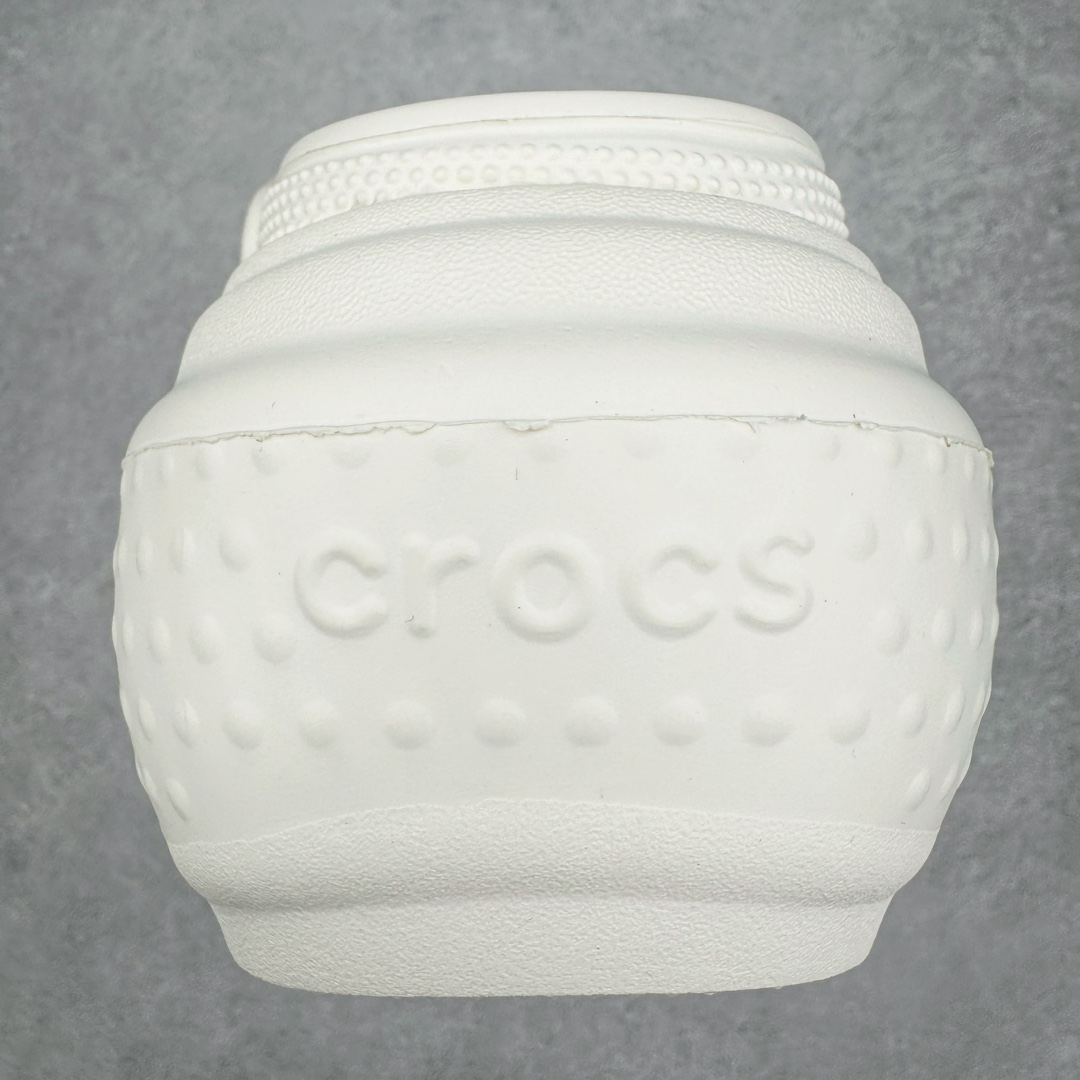 图片[8]-零售💰180 ＃DG莞产 Crocs Classic Clog 卡骆驰休闲沙滩洞洞拖鞋凉鞋 雪屋 透明防水袋包装 注意配件需单独购买 超轻Croslite专利材料打造 鞋面更加耐用易清洗 该鞋款轻盈舒适 2002年 经典克骆格诞生 秉承外形简单 穿着舒适的初衷 不断为消费者带来舒适的穿着体验 穿出“趣”味 鞋面洞洞可搭彰显个性的智必星 一鞋两穿 可调节式后跟带增添鞋身的稳固性能 放前面变成愜意舒适的凉拖 放后面行走跑跳更加稳妥 Croslite ™材料 封闭式细胞树脂 能够在体温作用下自动变形以适应脚部形状 涉水性优秀的同时易于清洁 抓地力强 不易打滑 Crocs的核心理念：轻便 灵活 全方位的舒适感 同步官方尺码：M4（36-37） M5（37-38）M6（38-39）M7（39-40） 编码：Uby1936080-运动鞋