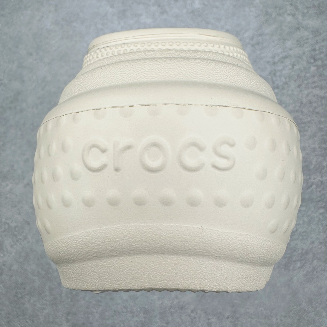 图片[8]-零售💰180 ＃DG莞产 Crocs Classic Clog 卡骆驰休闲沙滩洞洞拖鞋凉鞋 雪屋 透明防水袋包装 注意配件需单独购买 超轻Croslite专利材料打造 鞋面更加耐用易清洗 该鞋款轻盈舒适 2002年 经典克骆格诞生 秉承外形简单 穿着舒适的初衷 不断为消费者带来舒适的穿着体验 穿出“趣”味 鞋面洞洞可搭彰显个性的智必星 一鞋两穿 可调节式后跟带增添鞋身的稳固性能 放前面变成愜意舒适的凉拖 放后面行走跑跳更加稳妥 Croslite ™材料 封闭式细胞树脂 能够在体温作用下自动变形以适应脚部形状 涉水性优秀的同时易于清洁 抓地力强 不易打滑 Crocs的核心理念：轻便 灵活 全方位的舒适感 同步官方尺码：M4（36-37） M5（37-38）M6（38-39）M7（39-40） 编码：Uby1936080-运动鞋