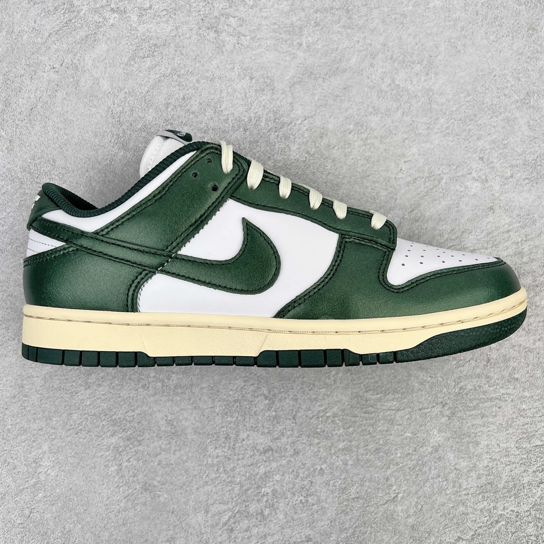 零售💰360 ＃M纯原 NK Dunk Low \”Vintage Green\”白绿做旧 DQ8580-100 圈内最强 零售首选 独家原厂航空铝磨具打磨大底 鞋头坡度极致还原 原盒原配 圈内天花板工艺 原厂冲刀 超高清洁度 全鞋零毛边皮料切割 全套原楦原模倾力打造完美版型 采用原厂百宏鞋带以及原厂百宏织唛舌标 内标可供原厂几率过验 原厂中底布黄色点胶 原厂中底布拉帮走线遵循公司‼️SIZE：36 36.5 37.5 38 38.5 39 40 40.5 41 42 42.5 43 44 44.5 45 46 47.5 编码：by3936060-运动鞋