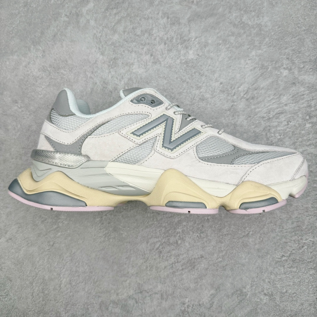 ＃纯原 New Balance NB9060 复古运动鞋 新百伦又带来了新鞋型 并且是与芝加哥街头品牌 Joe Freshgoods 的联名款 鞋身主体采用了类似 990 系列的设计风格 与传统复古慢跑鞋区别不大 最大的变化就是鞋底部分 在传统设计的中底外层 增加了多个分区的模块 圆润的线条设计与我们熟悉的 New Balance 风格截然不同 但与同样充满弧形线条的鞋面搭配，看起来毫无违和感 尺码：36-45-选品中心