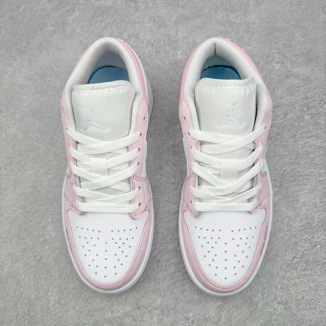 图片[2]-零售💰240 ＃K版 Air Jordan AJ1 Low 低帮 蜜莓圣兔 FQ9112-100 全新流水线出品 DT版本唯一平替选择 市场第二梯队最强版 全部原鞋开发 原楦原纸板开发 全鞋电脑针车 原厂内置全掌气垫 原盒内在原标 唯一Zp原版鞋带绑法 免检产品 全新2022版型 全头层皮料 完美零毛边处理 原厂配置全掌气垫 价格定位良心 几十个配色陆续出货 SIZE：36 36.5 37.5 38 38.5 39 40 40.5 41 42 42.5 43 44 44.5 45 46 47.5 编码：by2936040-运动鞋