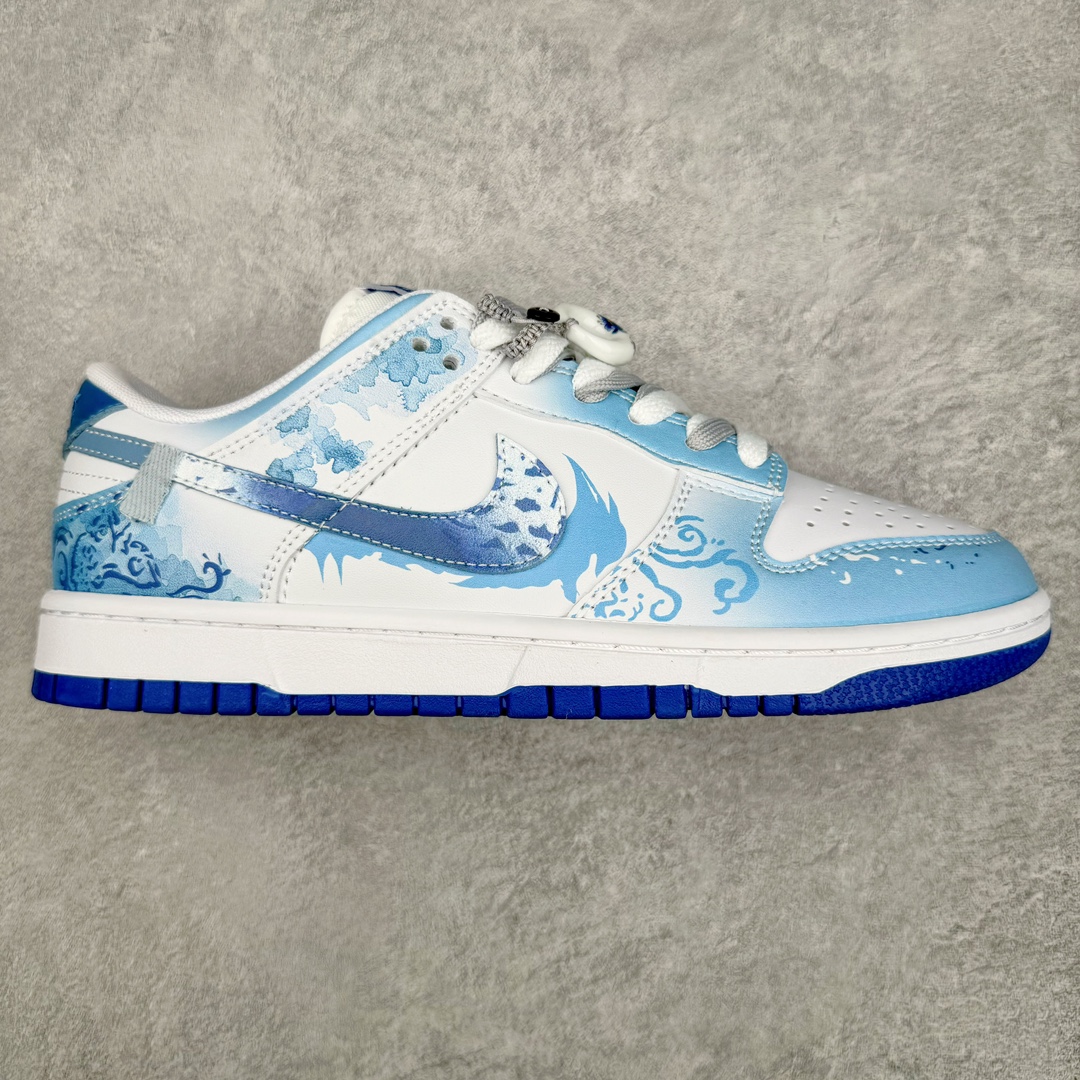 零售💰280 NK Dunk Low Retro 解构定制配色 三太子敖丙 青花瓷蓝白 DV0831-104 以拆线为创作灵感 结合OW拆解鞋带的风格 以DUNK进行设计 并加入了解构风独特的元素 同时给鞋子做了旧vibe风的效果 让整体效果更加潮流 SIZE：36 36.5 37.5 38 38.5 39 40 40.5 41 42 42.5 43 44 44.5 45 46 47.5 编码：Wby2936080-运动鞋