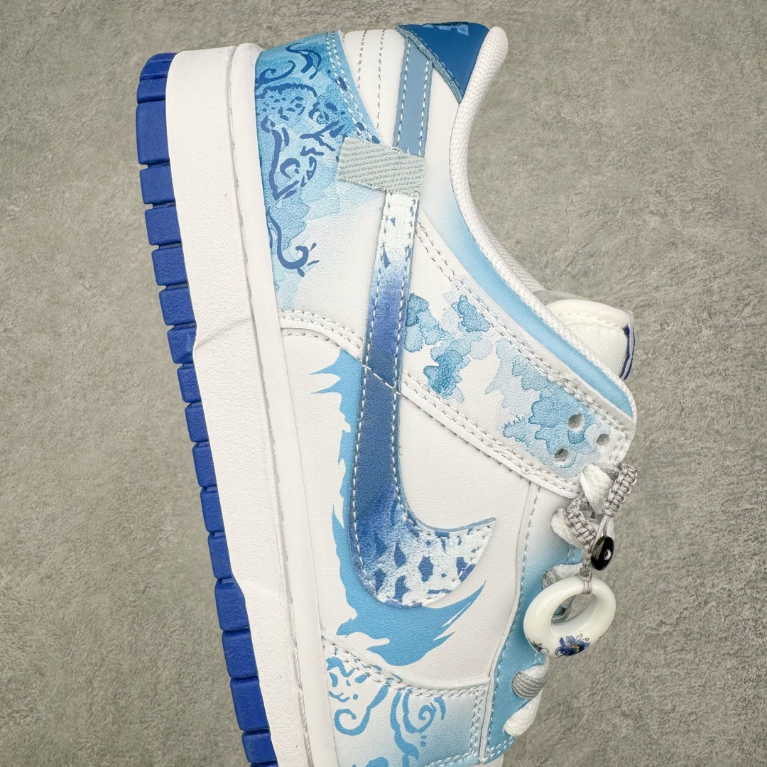 图片[6]-零售💰280 NK Dunk Low Retro 解构定制配色 三太子敖丙 青花瓷蓝白 DV0831-104 以拆线为创作灵感 结合OW拆解鞋带的风格 以DUNK进行设计 并加入了解构风独特的元素 同时给鞋子做了旧vibe风的效果 让整体效果更加潮流 SIZE：36 36.5 37.5 38 38.5 39 40 40.5 41 42 42.5 43 44 44.5 45 46 47.5 编码：Wby2936080-运动鞋