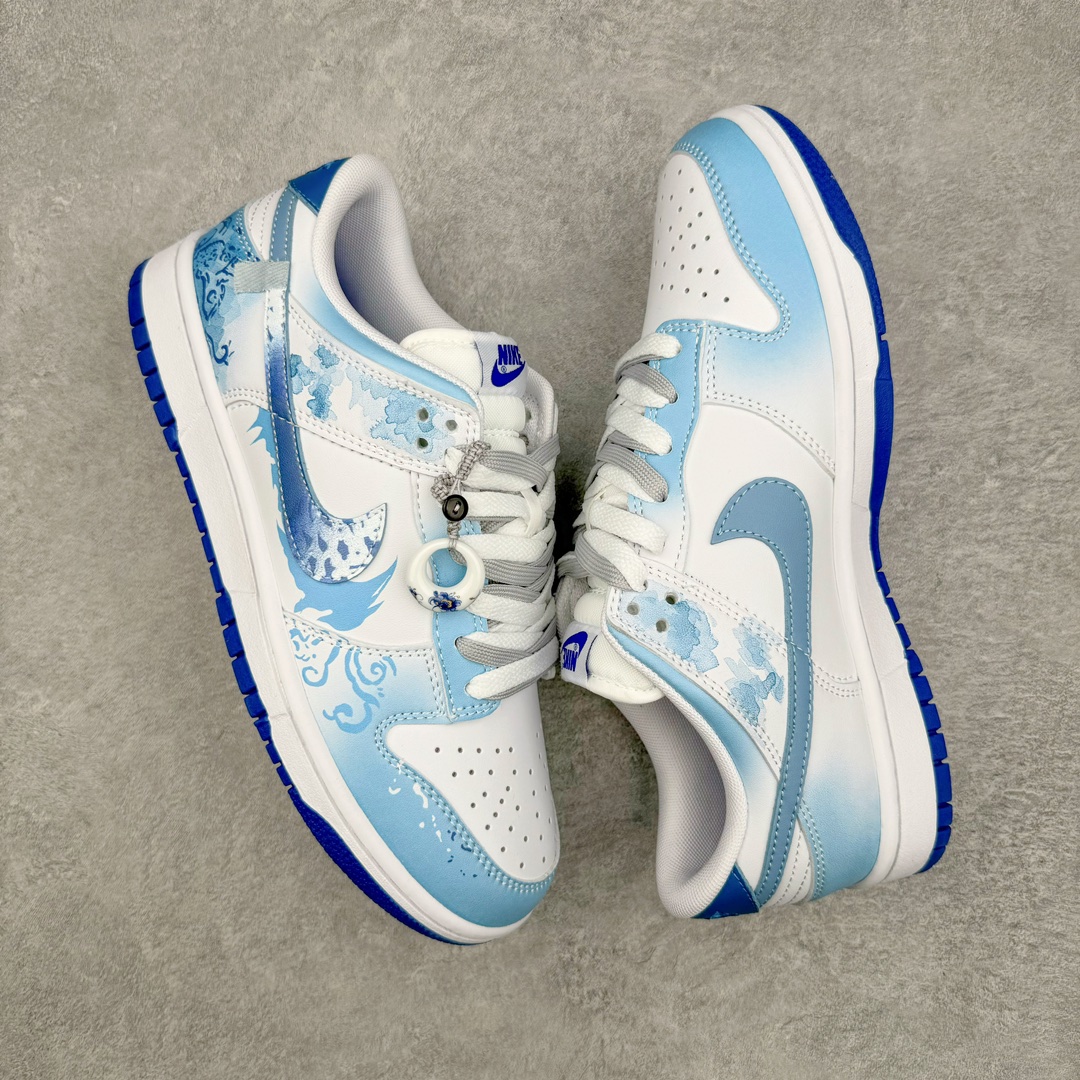 图片[3]-零售💰280 NK Dunk Low Retro 解构定制配色 三太子敖丙 青花瓷蓝白 DV0831-104 以拆线为创作灵感 结合OW拆解鞋带的风格 以DUNK进行设计 并加入了解构风独特的元素 同时给鞋子做了旧vibe风的效果 让整体效果更加潮流 SIZE：36 36.5 37.5 38 38.5 39 40 40.5 41 42 42.5 43 44 44.5 45 46 47.5 编码：Wby2936080-运动鞋