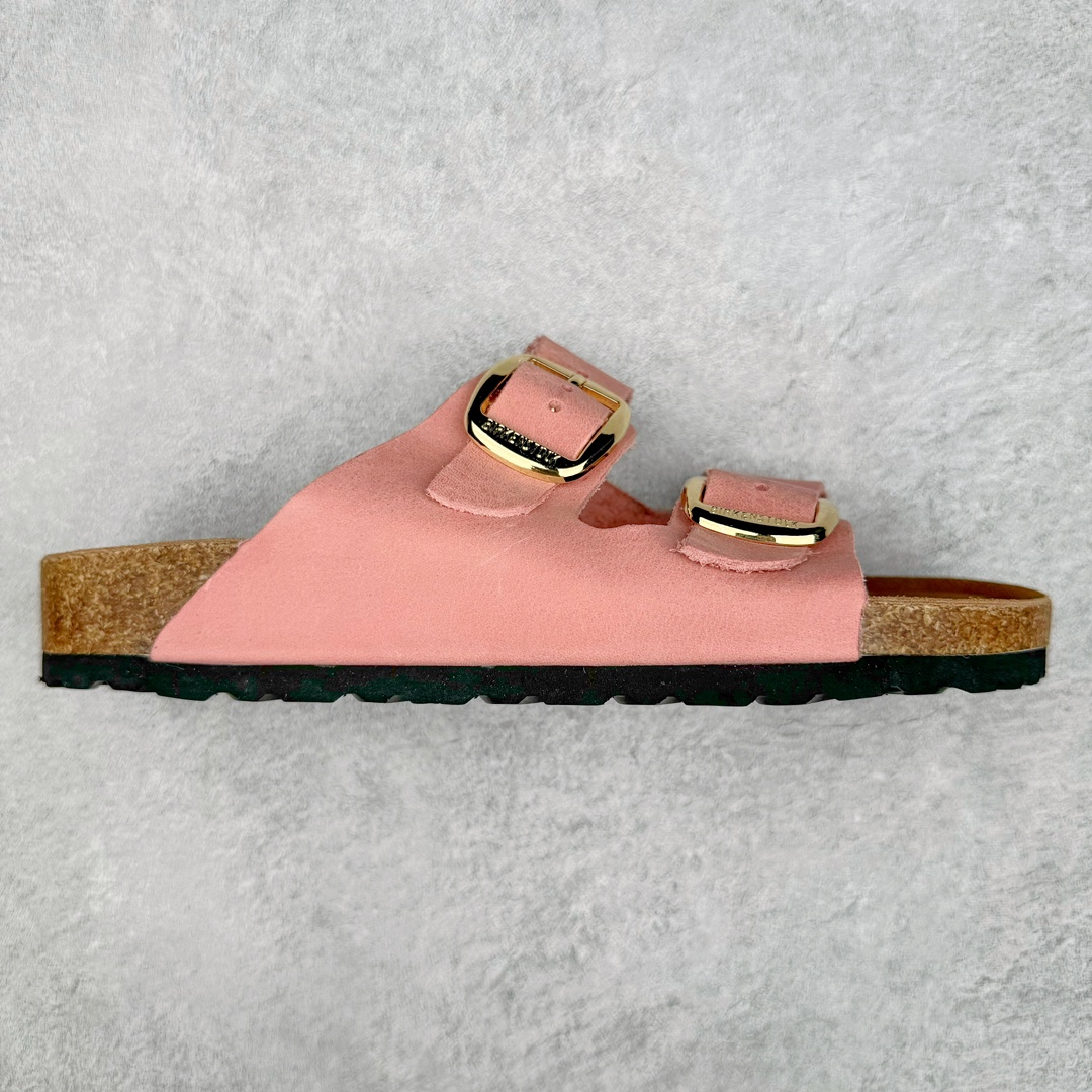 零售💰230 ＃DC Birkenstock Arizona 系列勃肯皮革绒面双扣时尚凉拖鞋 牛皮绒面革质地柔软 搭配可调节鞋扣提升穿着舒适度 人体工学设计分散脚部压力 保护脚踝 软木乳胶鞋床具有一定的收缩性 长时间穿着后能贴合脚型 EVA鞋底回弹性和抗张性力高 具有良好的防震、缓冲性  四季皆宜 柔软的鞋床采用额外的泡沫缓冲层 提供额外的舒适感和全天支撑 全网独家首发 源于德国的严谨工艺  牛巴戎面 中层松木 EVA 三层组合大底 优质牛皮面料五金扣 出口订单 尺码：35-44 编码：by2936030-运动鞋