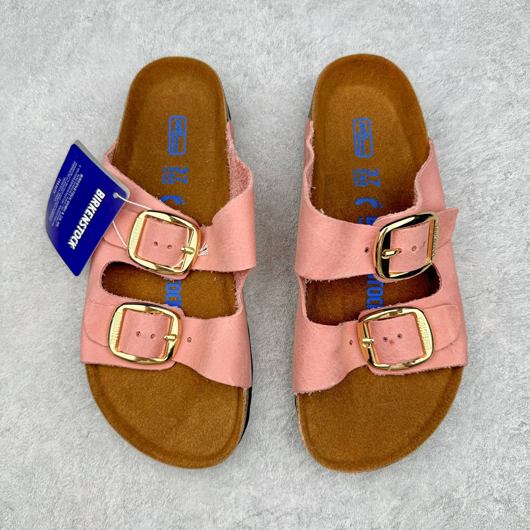 图片[2]-零售💰230 ＃DC Birkenstock Arizona 系列勃肯皮革绒面双扣时尚凉拖鞋 牛皮绒面革质地柔软 搭配可调节鞋扣提升穿着舒适度 人体工学设计分散脚部压力 保护脚踝 软木乳胶鞋床具有一定的收缩性 长时间穿着后能贴合脚型 EVA鞋底回弹性和抗张性力高 具有良好的防震、缓冲性  四季皆宜 柔软的鞋床采用额外的泡沫缓冲层 提供额外的舒适感和全天支撑 全网独家首发 源于德国的严谨工艺  牛巴戎面 中层松木 EVA 三层组合大底 优质牛皮面料五金扣 出口订单 尺码：35-44 编码：by2936030-运动鞋