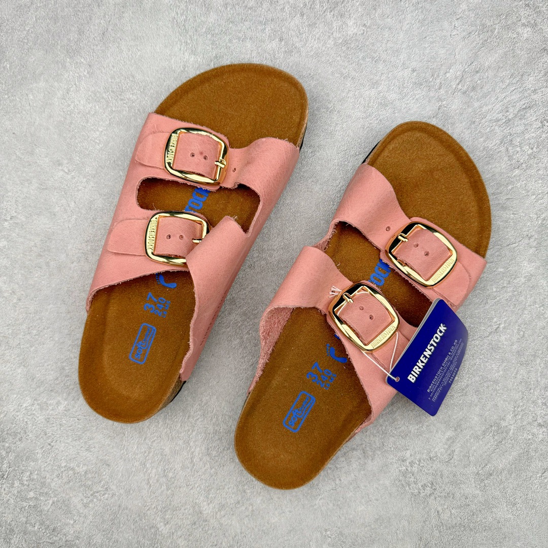 图片[3]-零售💰230 ＃DC Birkenstock Arizona 系列勃肯皮革绒面双扣时尚凉拖鞋 牛皮绒面革质地柔软 搭配可调节鞋扣提升穿着舒适度 人体工学设计分散脚部压力 保护脚踝 软木乳胶鞋床具有一定的收缩性 长时间穿着后能贴合脚型 EVA鞋底回弹性和抗张性力高 具有良好的防震、缓冲性  四季皆宜 柔软的鞋床采用额外的泡沫缓冲层 提供额外的舒适感和全天支撑 全网独家首发 源于德国的严谨工艺  牛巴戎面 中层松木 EVA 三层组合大底 优质牛皮面料五金扣 出口订单 尺码：35-44 编码：by2936030-运动鞋