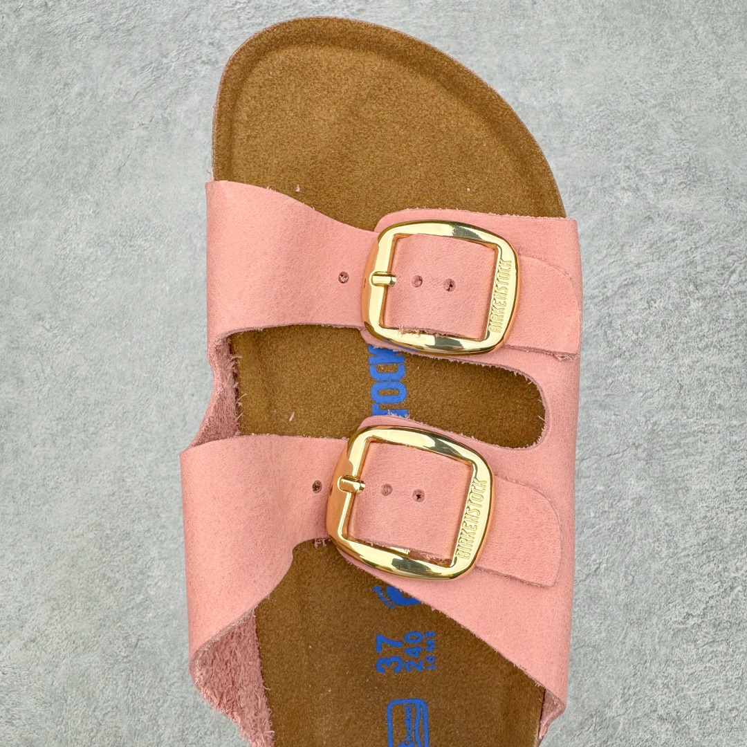 图片[4]-零售💰230 ＃DC Birkenstock Arizona 系列勃肯皮革绒面双扣时尚凉拖鞋 牛皮绒面革质地柔软 搭配可调节鞋扣提升穿着舒适度 人体工学设计分散脚部压力 保护脚踝 软木乳胶鞋床具有一定的收缩性 长时间穿着后能贴合脚型 EVA鞋底回弹性和抗张性力高 具有良好的防震、缓冲性  四季皆宜 柔软的鞋床采用额外的泡沫缓冲层 提供额外的舒适感和全天支撑 全网独家首发 源于德国的严谨工艺  牛巴戎面 中层松木 EVA 三层组合大底 优质牛皮面料五金扣 出口订单 尺码：35-44 编码：by2936030-运动鞋