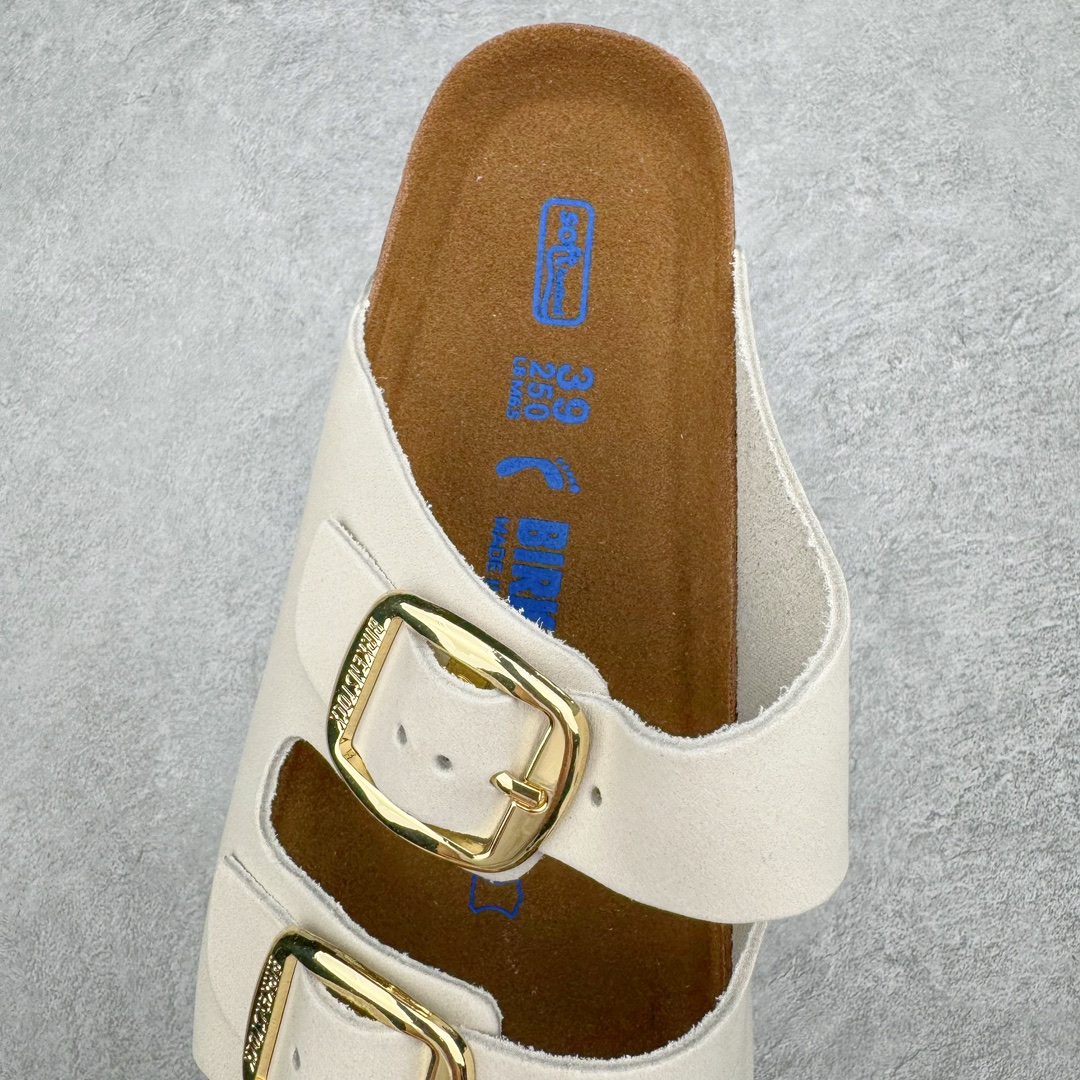 图片[5]-零售💰230 ＃DC Birkenstock Arizona 系列勃肯皮革绒面双扣时尚凉拖鞋 牛皮绒面革质地柔软 搭配可调节鞋扣提升穿着舒适度 人体工学设计分散脚部压力 保护脚踝 软木乳胶鞋床具有一定的收缩性 长时间穿着后能贴合脚型 EVA鞋底回弹性和抗张性力高 具有良好的防震、缓冲性  四季皆宜 柔软的鞋床采用额外的泡沫缓冲层 提供额外的舒适感和全天支撑 全网独家首发 源于德国的严谨工艺  牛巴戎面 中层松木 EVA 三层组合大底 优质牛皮面料五金扣 出口订单 尺码：35-44 编码：by2936030-运动鞋