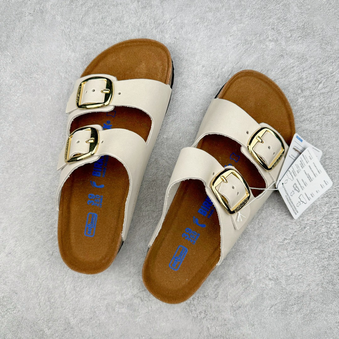 图片[3]-零售💰230 ＃DC Birkenstock Arizona 系列勃肯皮革绒面双扣时尚凉拖鞋 牛皮绒面革质地柔软 搭配可调节鞋扣提升穿着舒适度 人体工学设计分散脚部压力 保护脚踝 软木乳胶鞋床具有一定的收缩性 长时间穿着后能贴合脚型 EVA鞋底回弹性和抗张性力高 具有良好的防震、缓冲性  四季皆宜 柔软的鞋床采用额外的泡沫缓冲层 提供额外的舒适感和全天支撑 全网独家首发 源于德国的严谨工艺  牛巴戎面 中层松木 EVA 三层组合大底 优质牛皮面料五金扣 出口订单 尺码：35-44 编码：by2936030-运动鞋