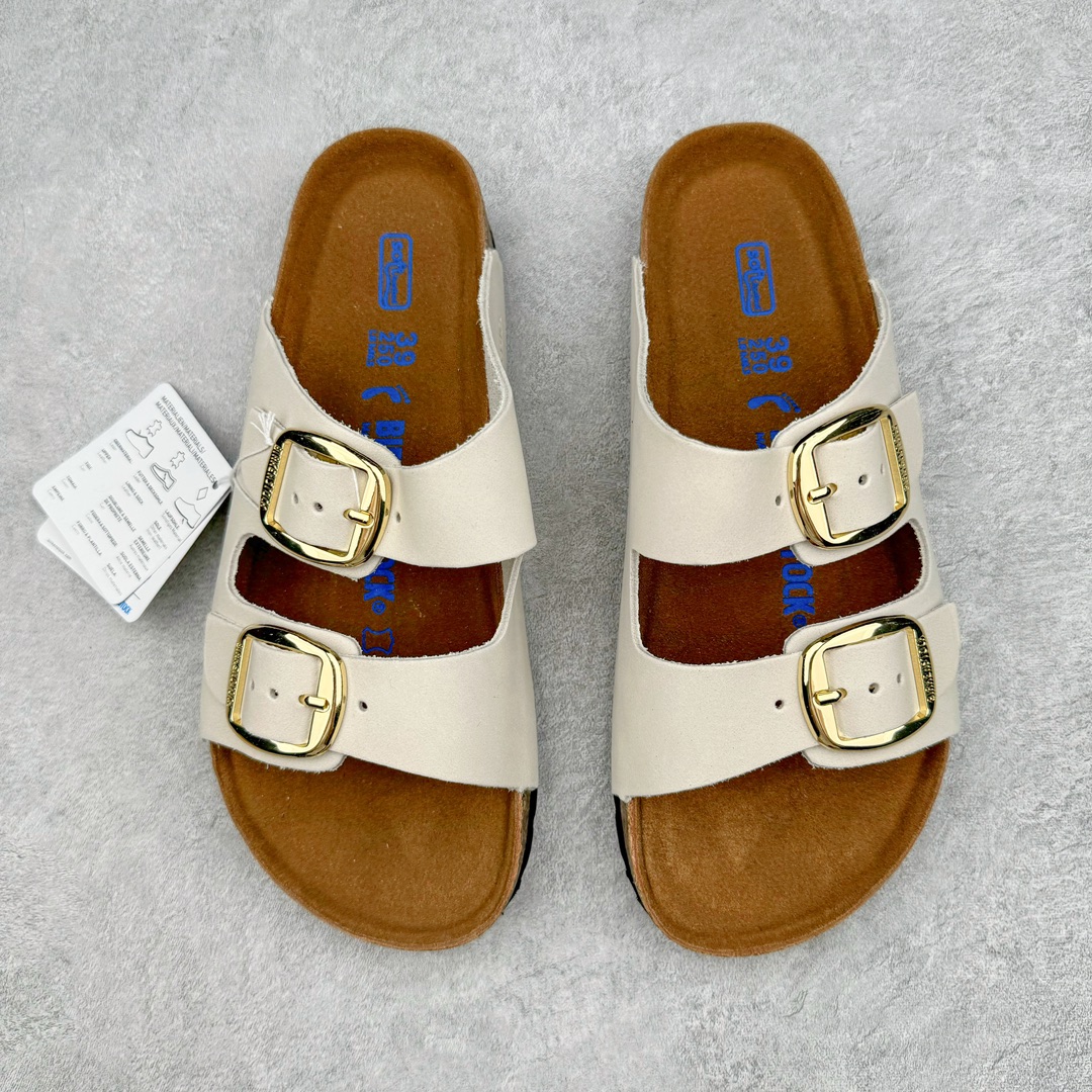 图片[2]-零售💰230 ＃DC Birkenstock Arizona 系列勃肯皮革绒面双扣时尚凉拖鞋 牛皮绒面革质地柔软 搭配可调节鞋扣提升穿着舒适度 人体工学设计分散脚部压力 保护脚踝 软木乳胶鞋床具有一定的收缩性 长时间穿着后能贴合脚型 EVA鞋底回弹性和抗张性力高 具有良好的防震、缓冲性  四季皆宜 柔软的鞋床采用额外的泡沫缓冲层 提供额外的舒适感和全天支撑 全网独家首发 源于德国的严谨工艺  牛巴戎面 中层松木 EVA 三层组合大底 优质牛皮面料五金扣 出口订单 尺码：35-44 编码：by2936030-运动鞋